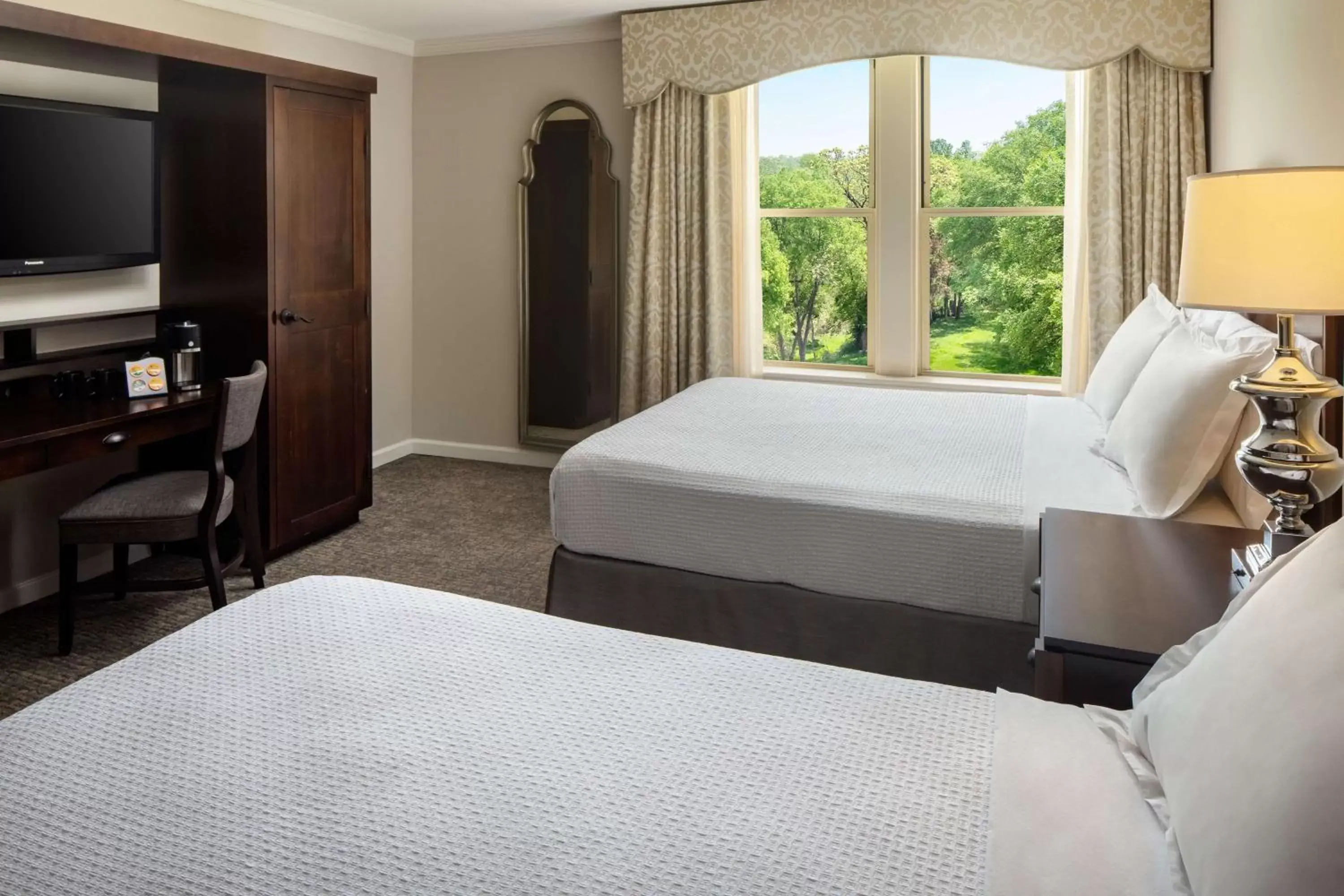 Bedroom, Bed in The Elms Hotel & Spa, a Destination by Hyatt Hotel