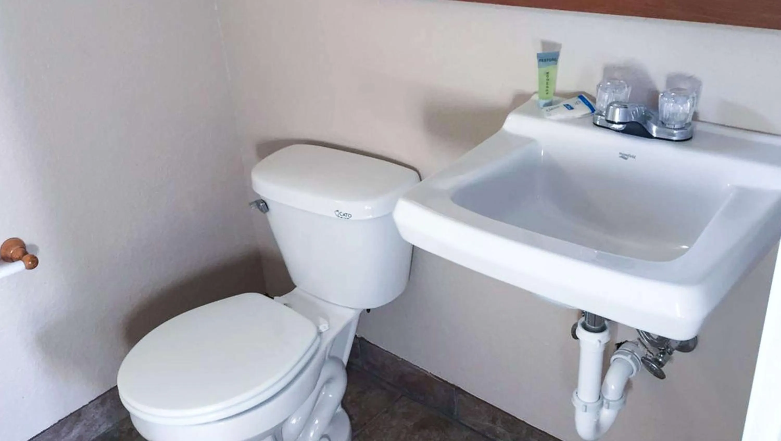 Bathroom in Budget Inn Ardmore OK