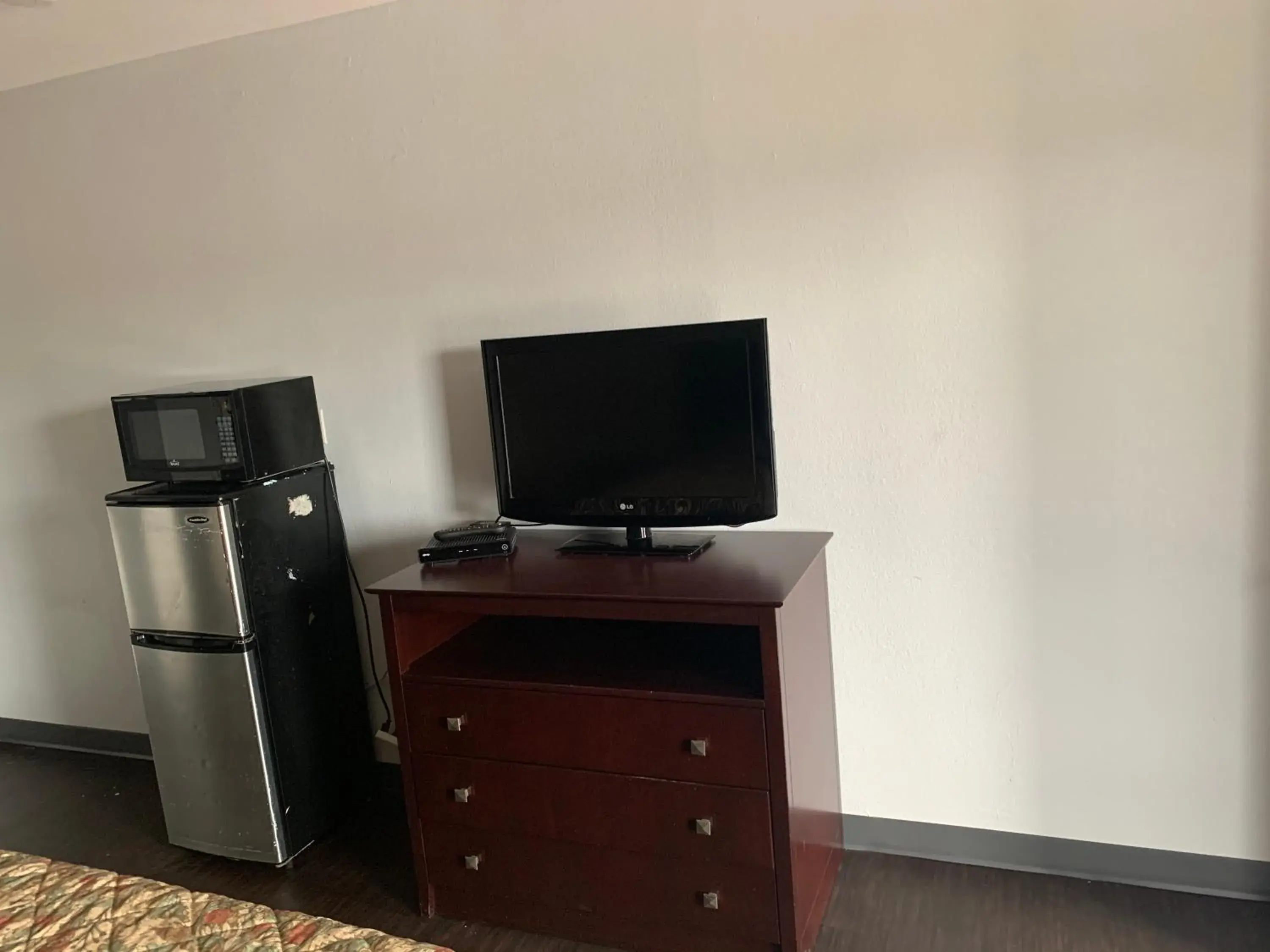 TV/Entertainment Center in Scottish Inn fort Gordon Augusta downtown