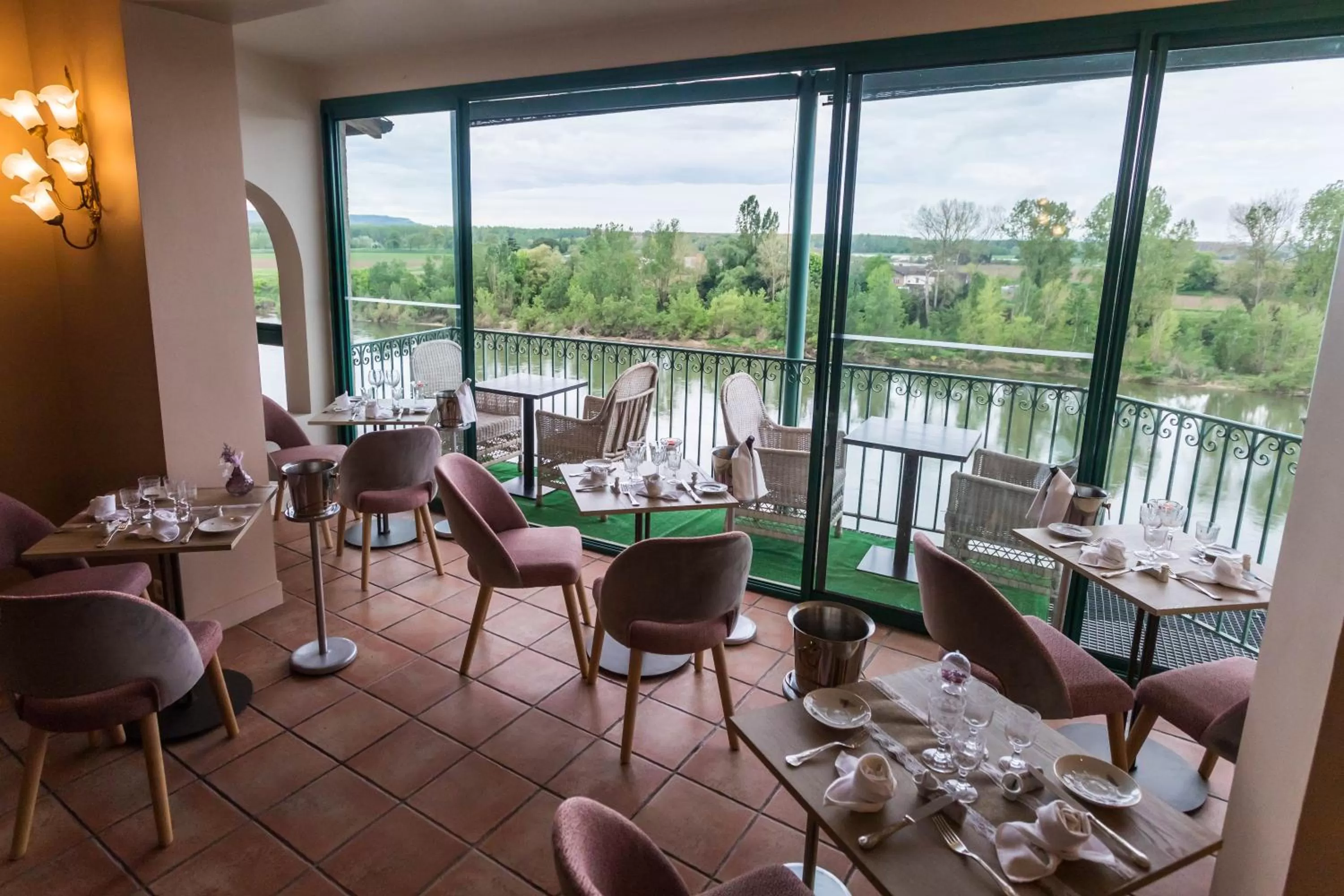 Restaurant/places to eat in CÔTE GARONNE le BALCON DES DAMES -hôtel et restaurant- Tonneins Fauillet Marmande - vue panoramique bord de Garonne chambres climatisées