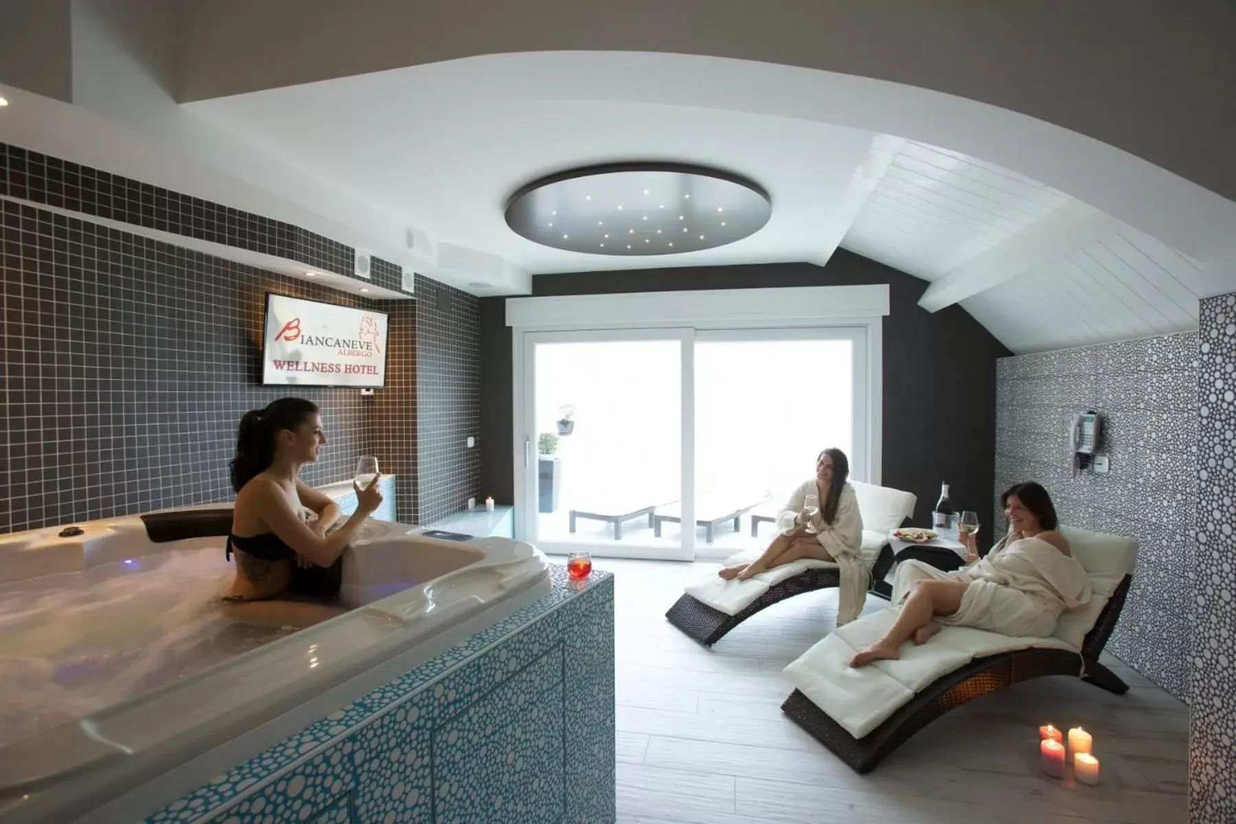 Hot Tub, Guests in Hotel Biancaneve Wellness