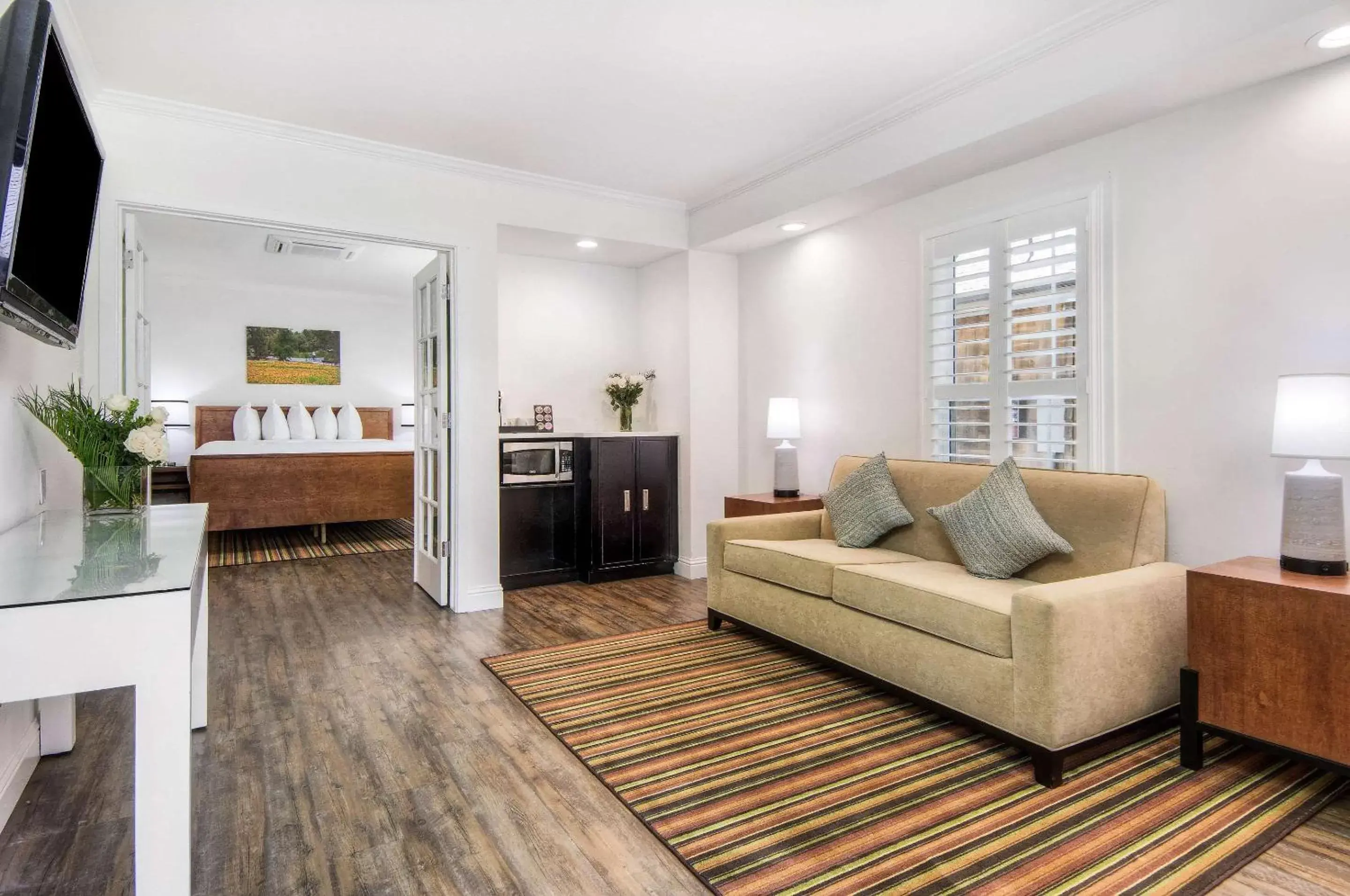 Photo of the whole room, Seating Area in Aggie Inn, Ascend Hotel Collection