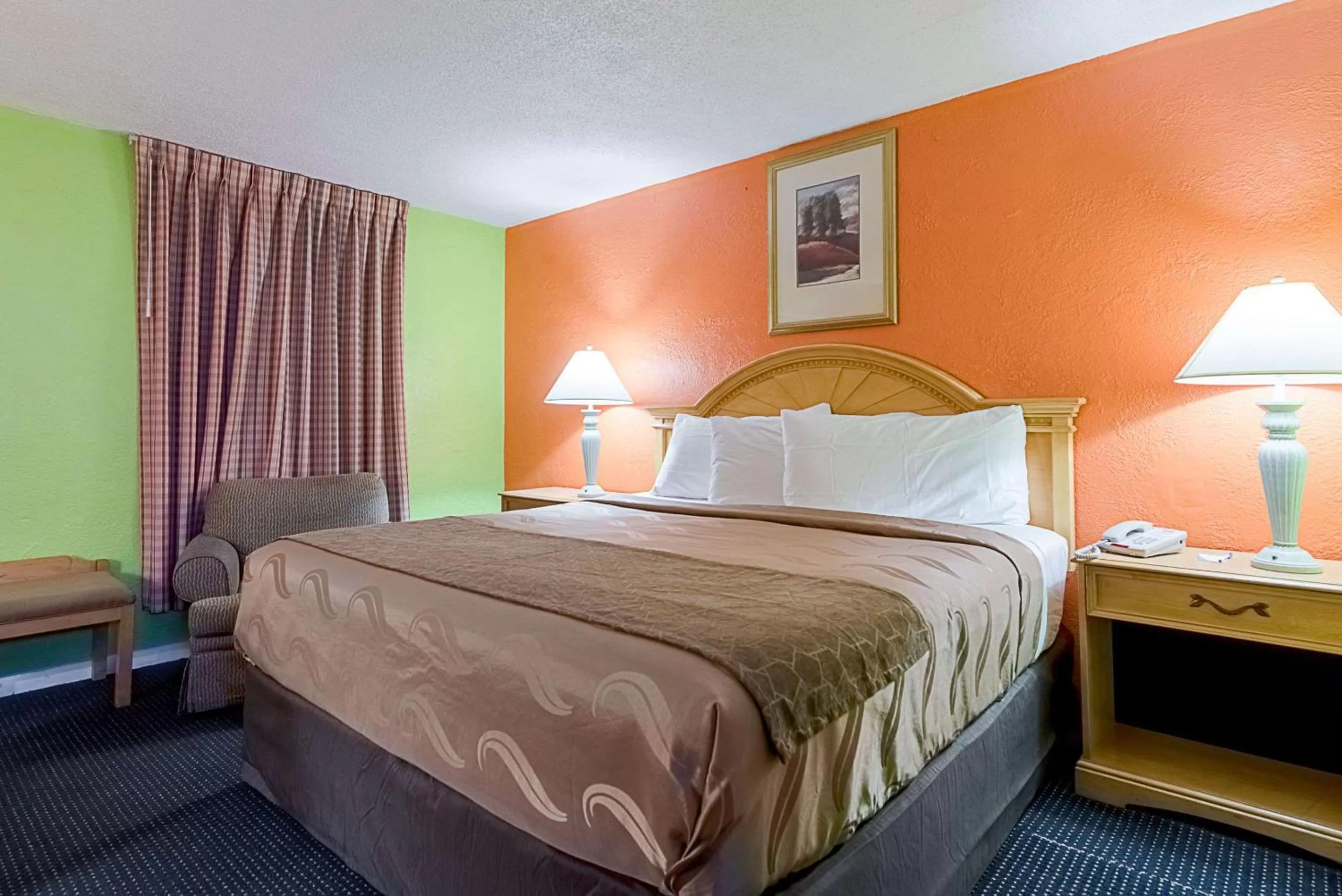 Photo of the whole room, Bed in Highway Inn