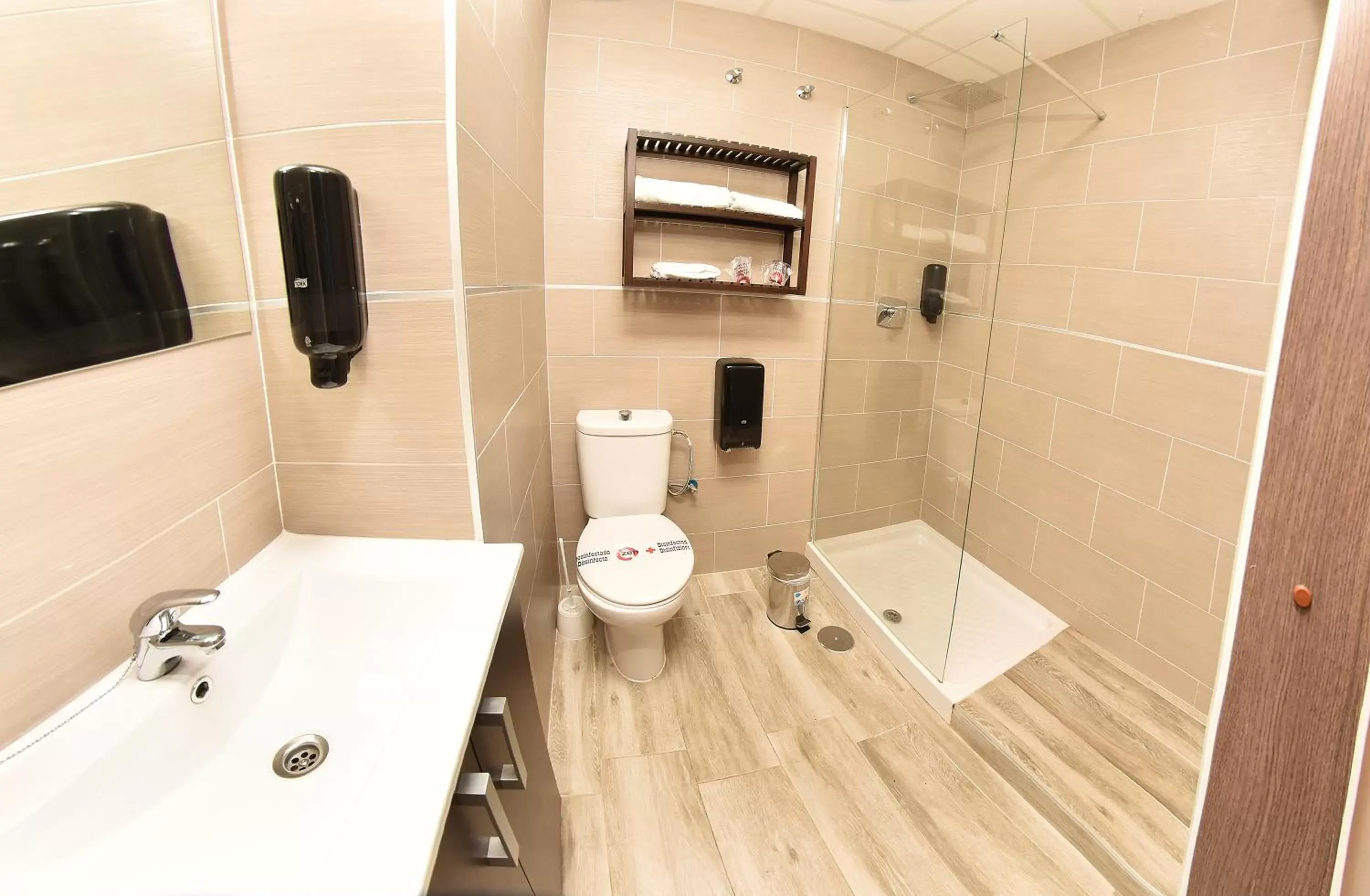 Shower, Bathroom in Hotel Zen Airport