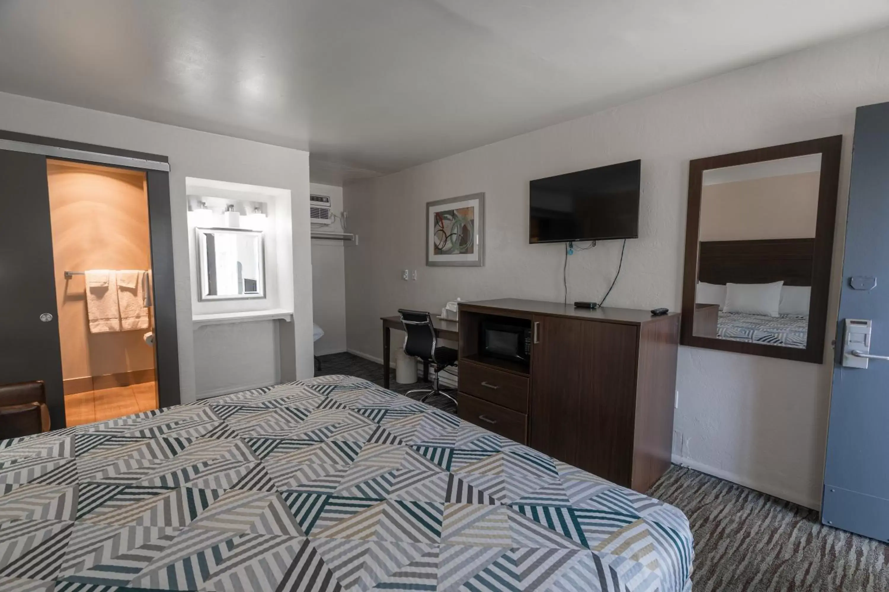 Photo of the whole room, Bed in Eastside Lodge Photo of the whole room, Bed in Eastside Lodge