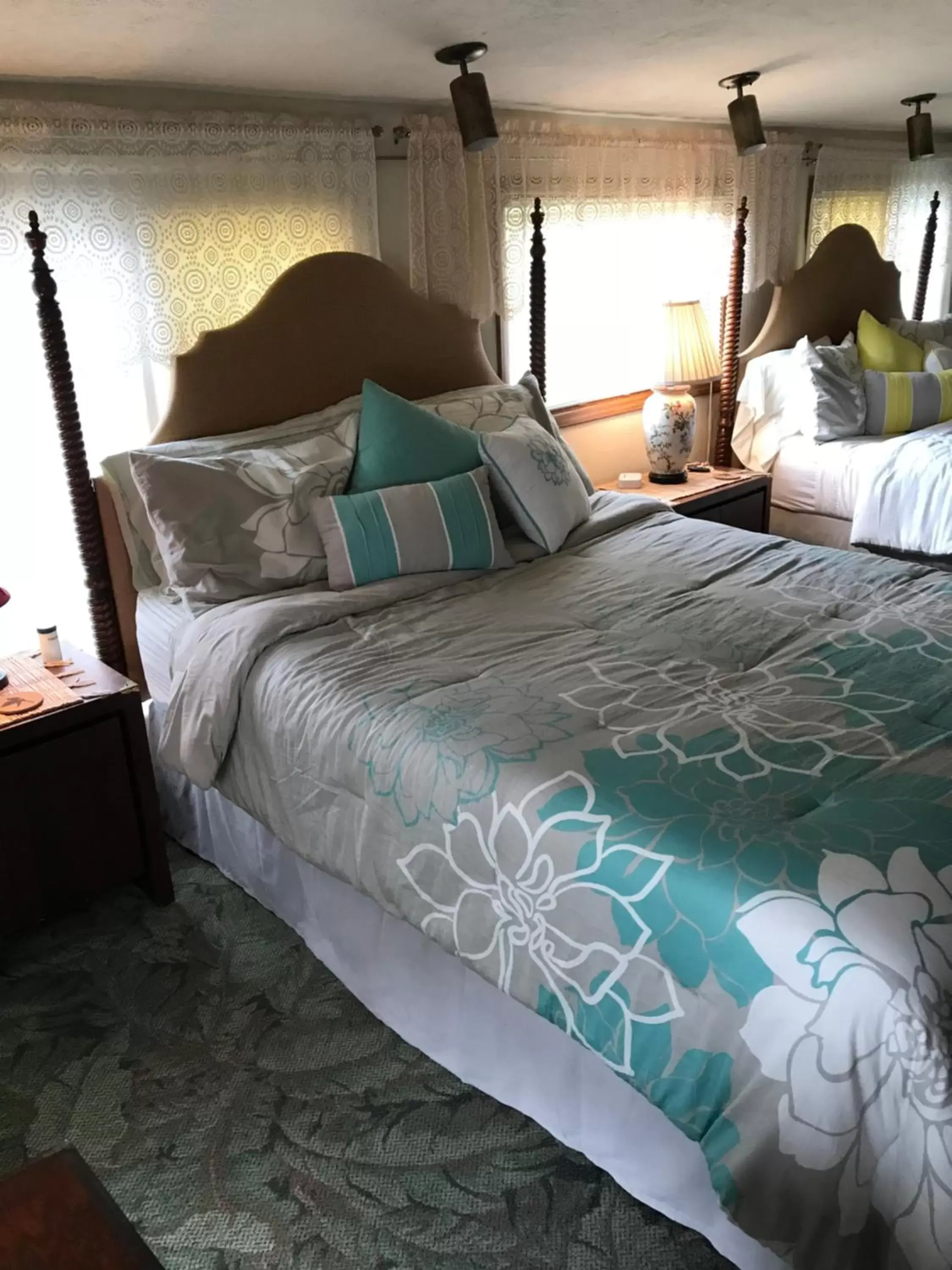 Bed in Hale Maluhia Country Inn