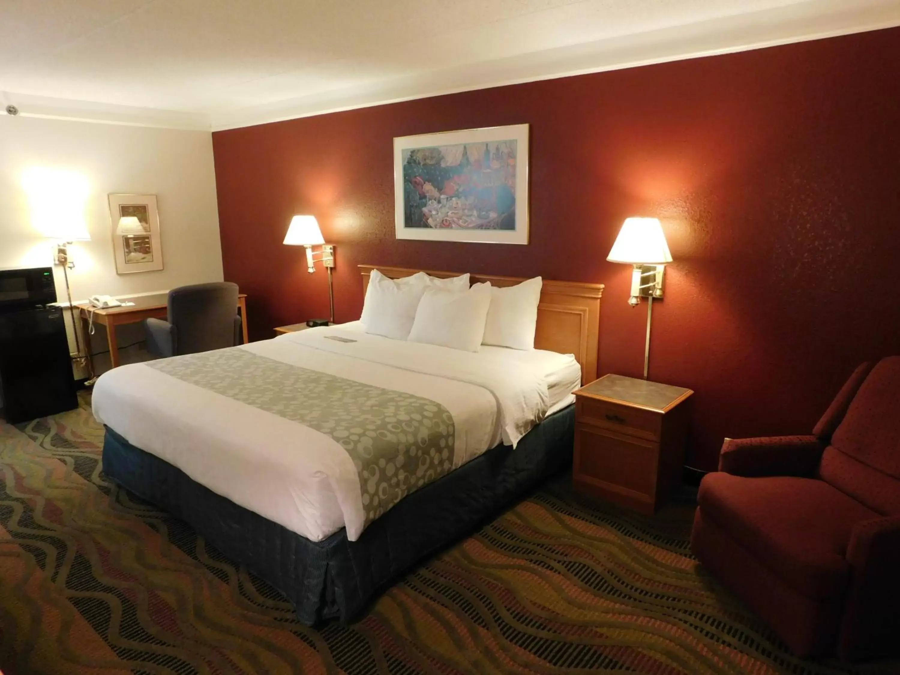 Photo of the whole room, Bed in Days Inn & Suites by Wyndham Arlington Heights