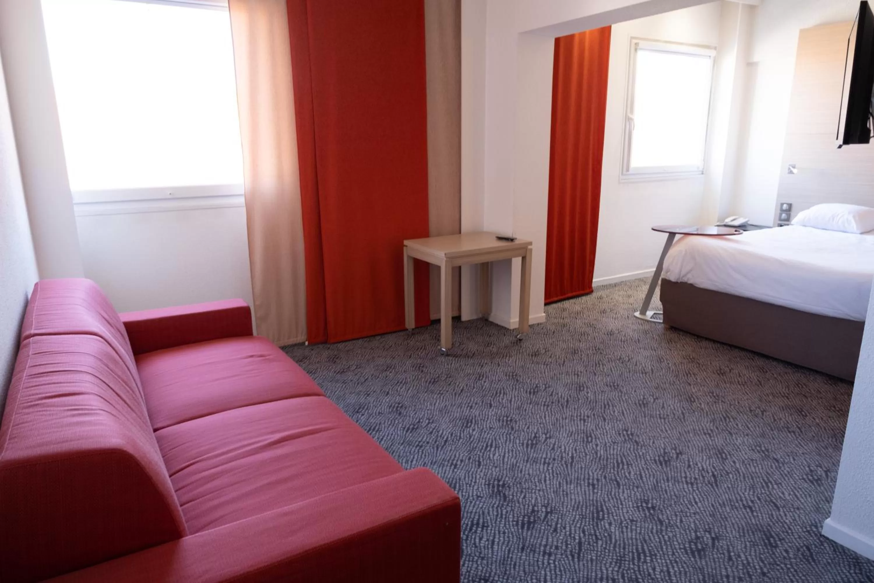 Seating area, Bed in ibis Styles Saint Dizier