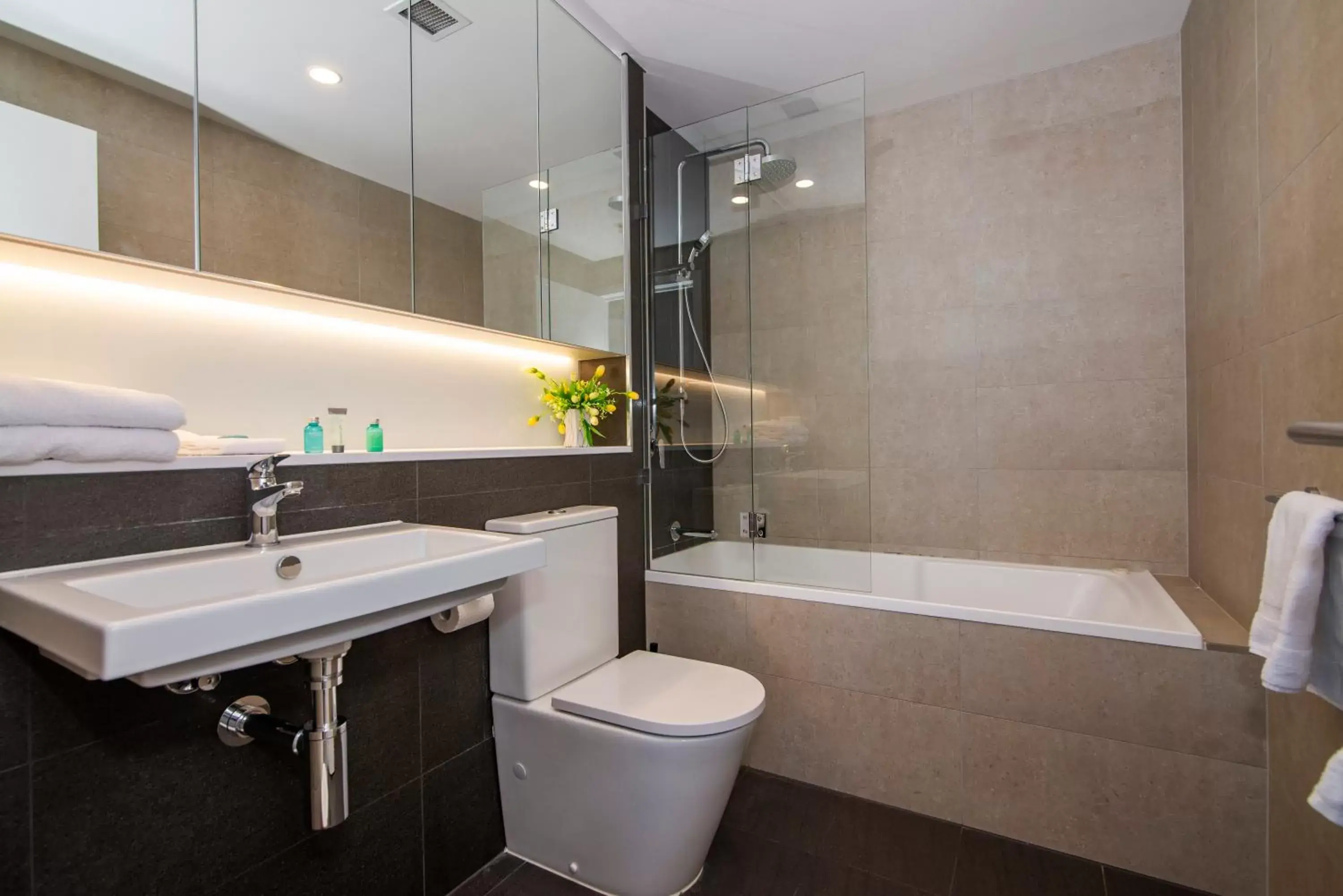 Bathroom in Brisbane Skytower by CLLIX
