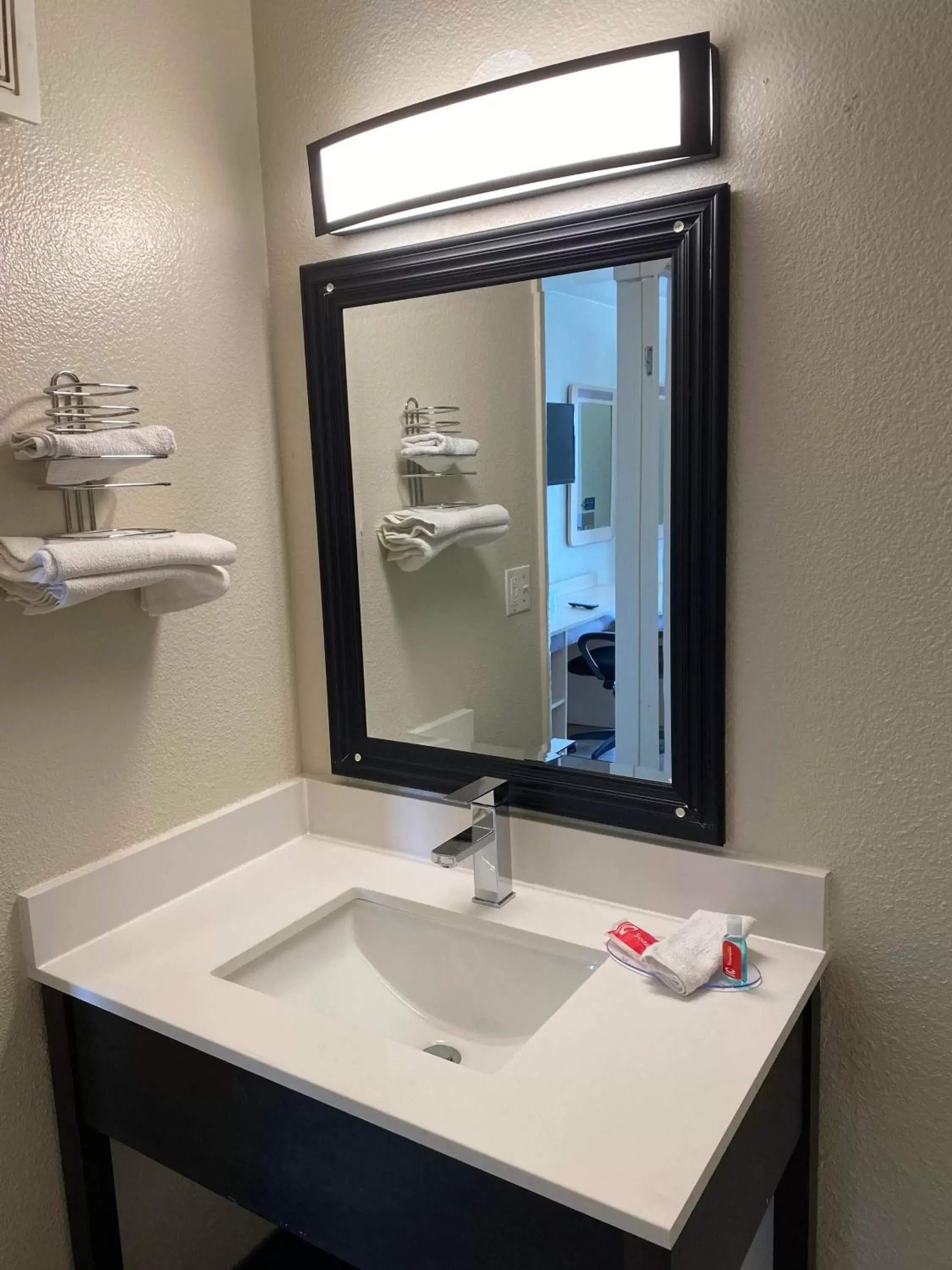 Bathroom in Econo Lodge Stockton near I-5 Fairgrounds