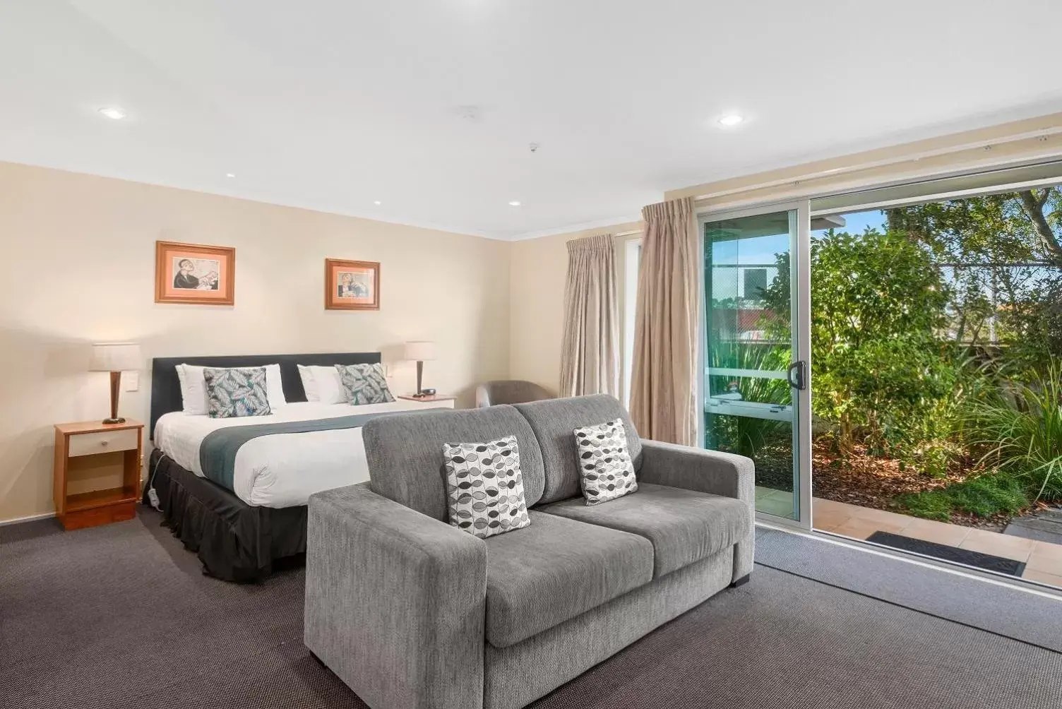 Bed, Seating Area in Aristotles North Shore