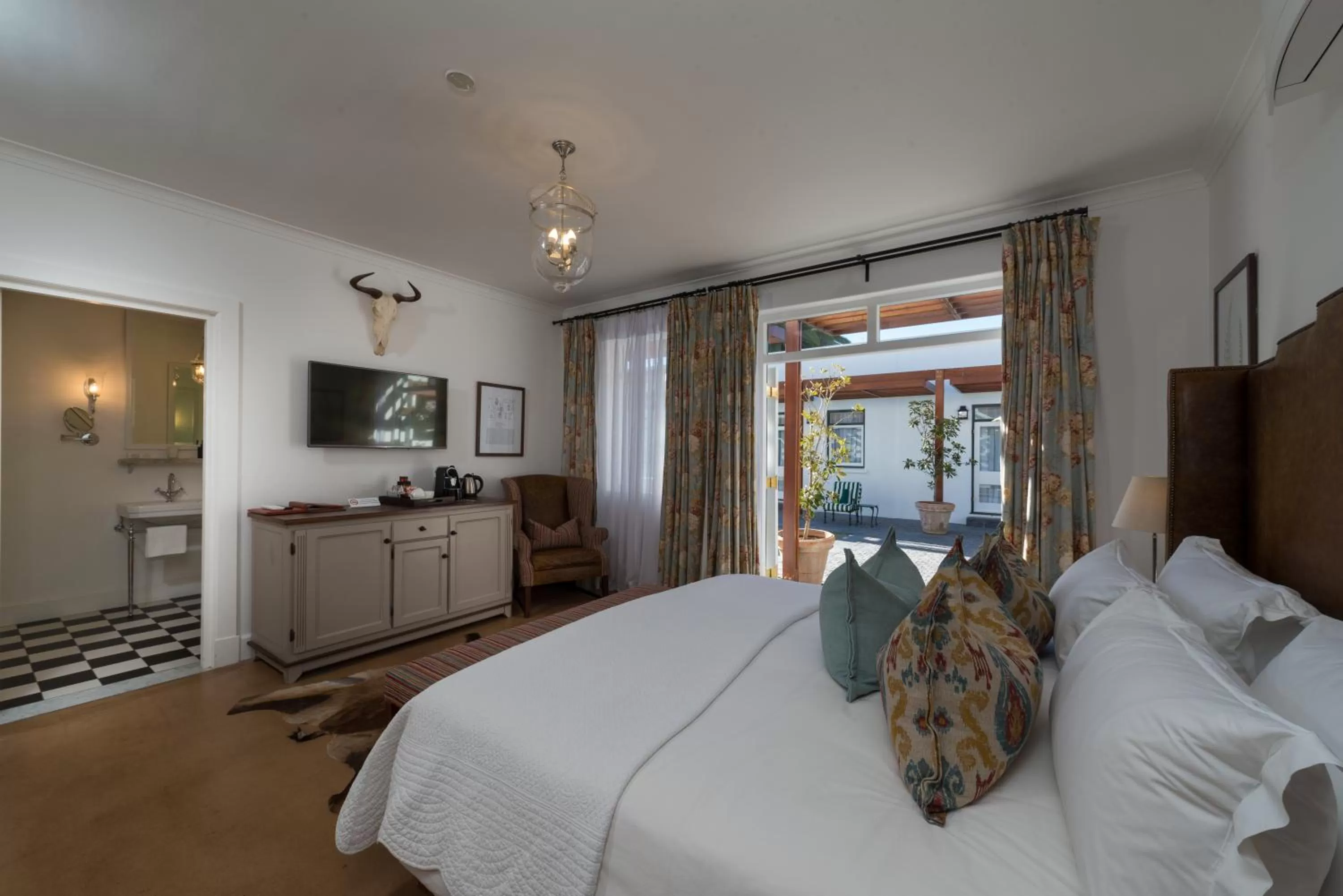 TV and multimedia, Bed in Drostdy Hotel