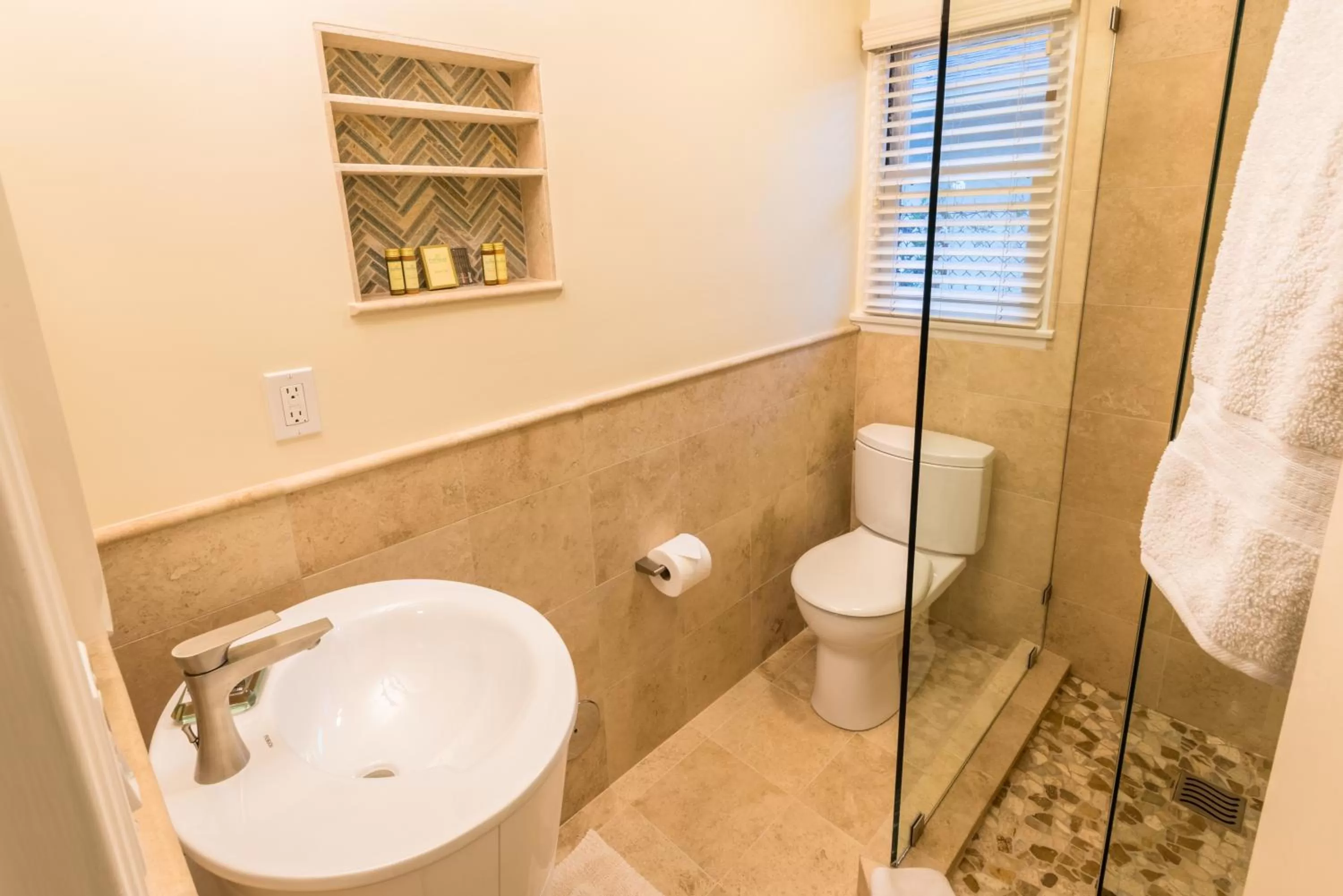 Shower in Harbor House Inn