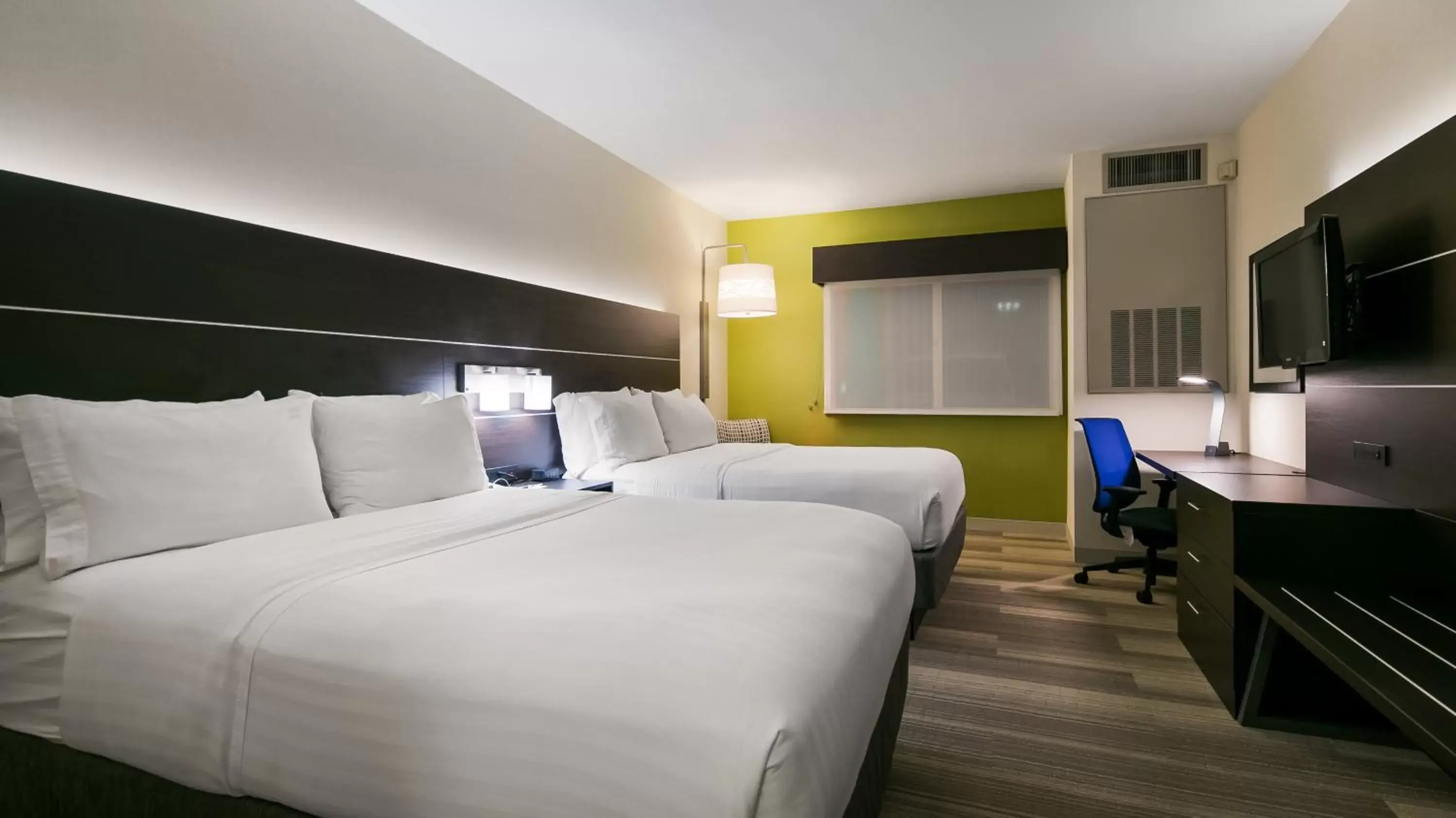 Photo of the whole room, Bed in Holiday Inn Express Hotel & Suites Everett, an IHG Hotel