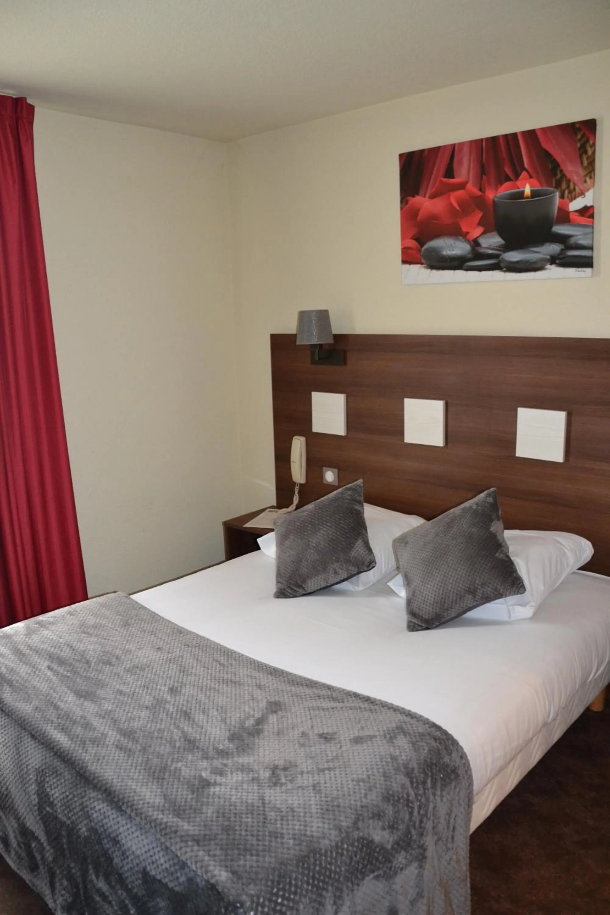 Photo of the whole room, Bed in Contact Hotel Atoll