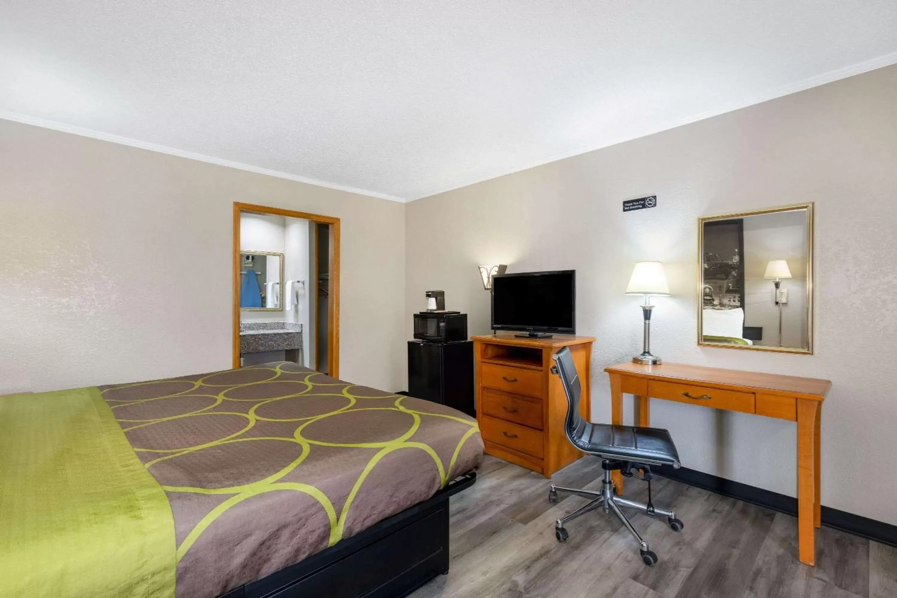 Bedroom, TV/Entertainment Center in Super 8 by Wyndham Kansas City Airport North