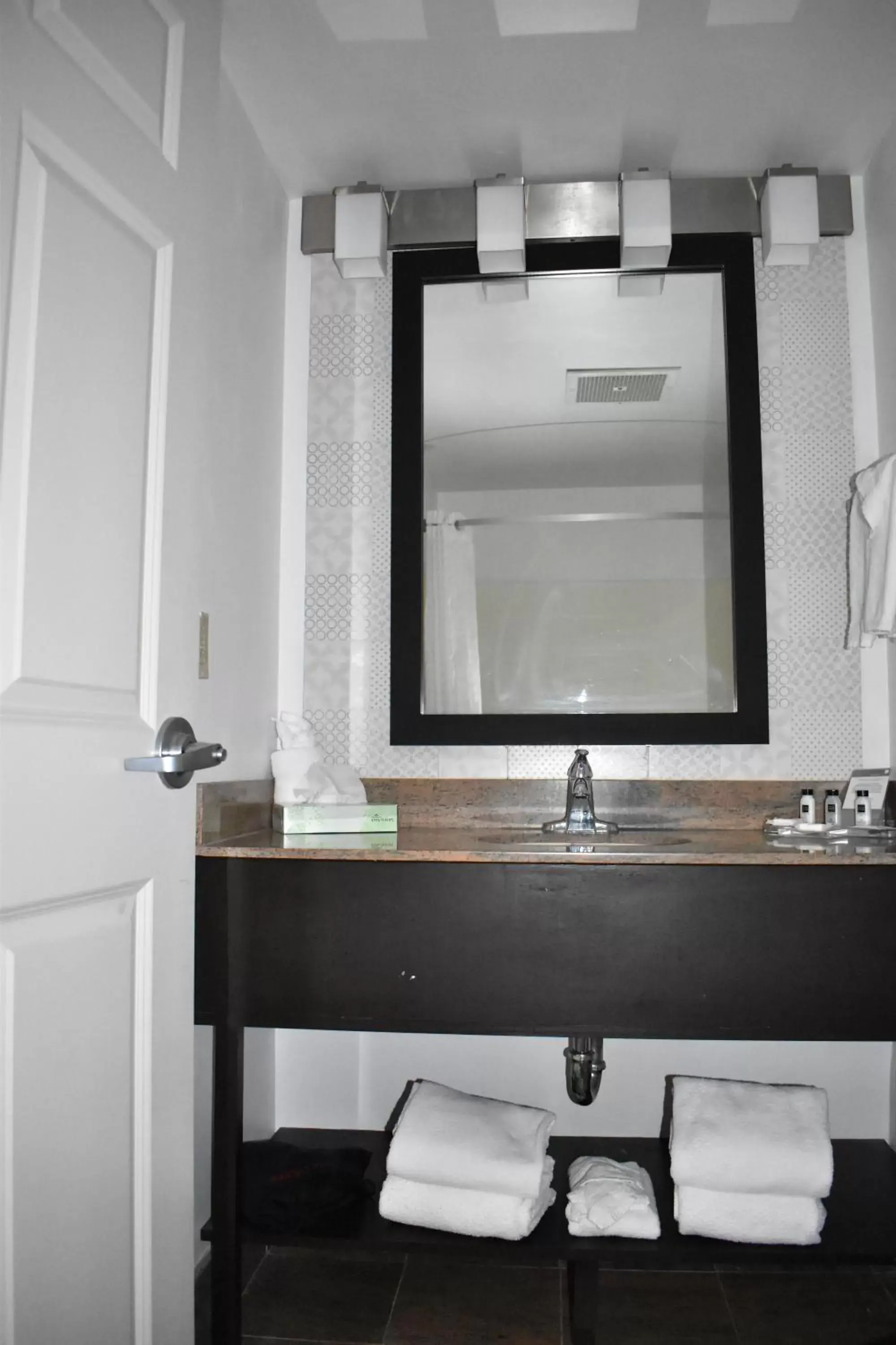 Bathroom in Country Inn & Suites by Radisson, Hagerstown, MD