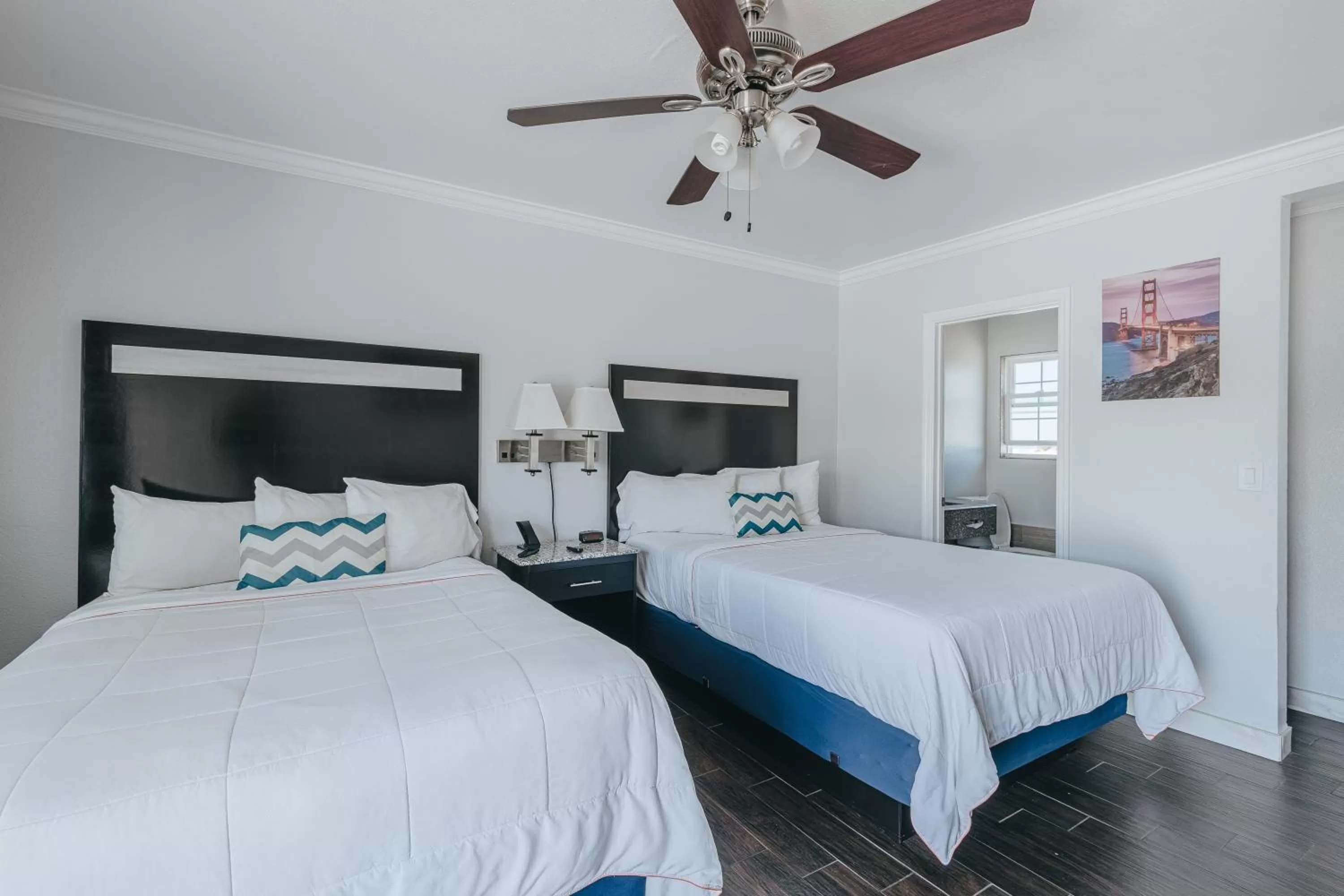 Bed in Sea Air Inn & Suites - Downtown - Restaurant Row