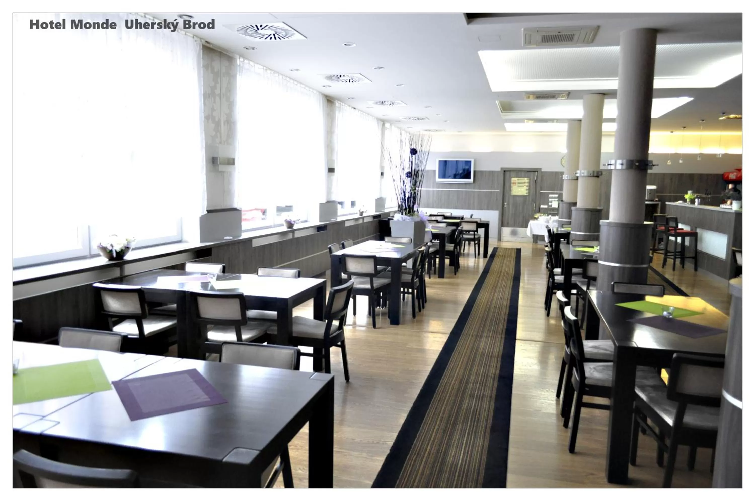 Restaurant/places to eat in Hotel Monde