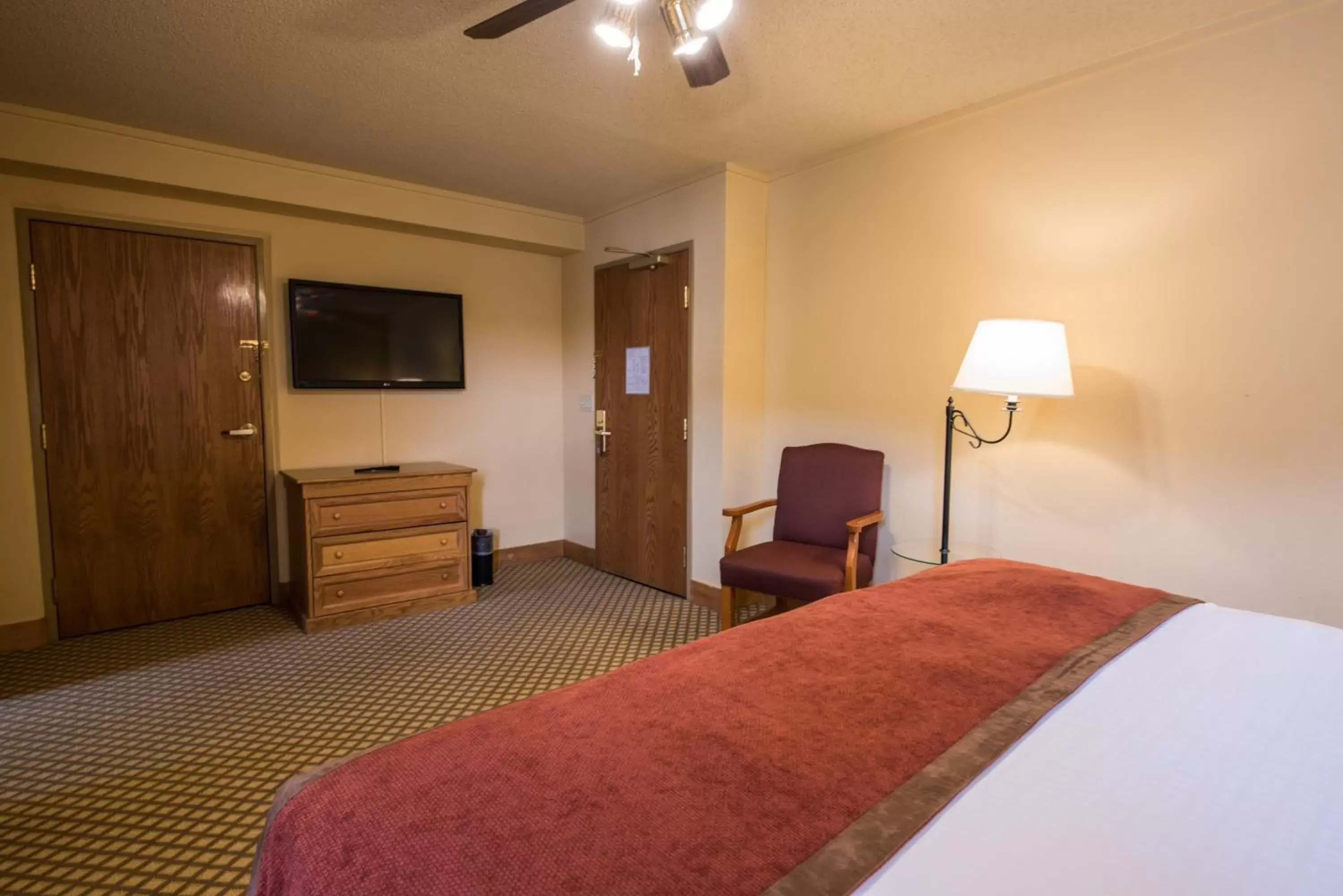 Photo of the whole room, Bed in The Grand Lodge Hotel and Suites