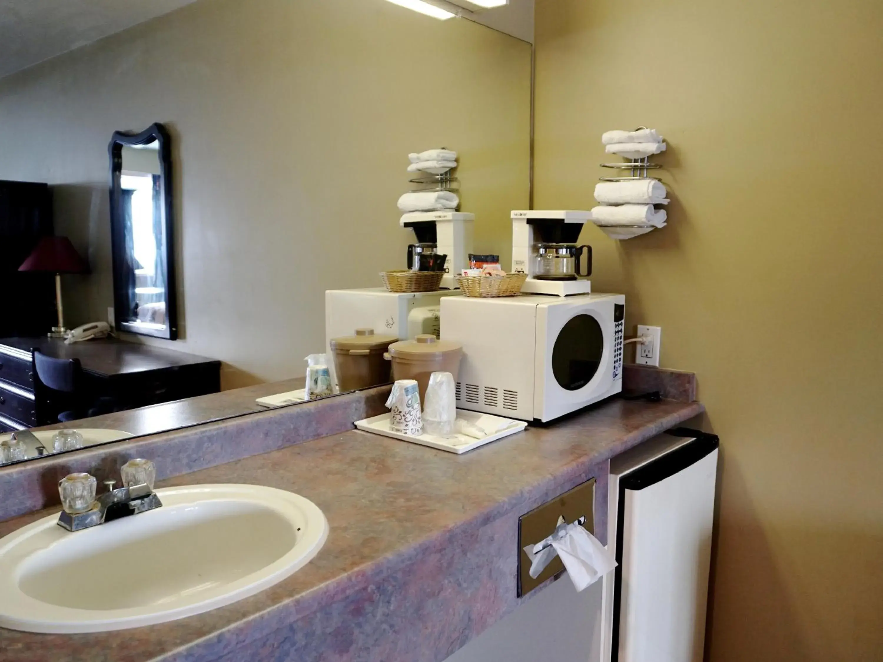 Kitchen or kitchenette, Bathroom in The Ritz Cafe and Motor Inn