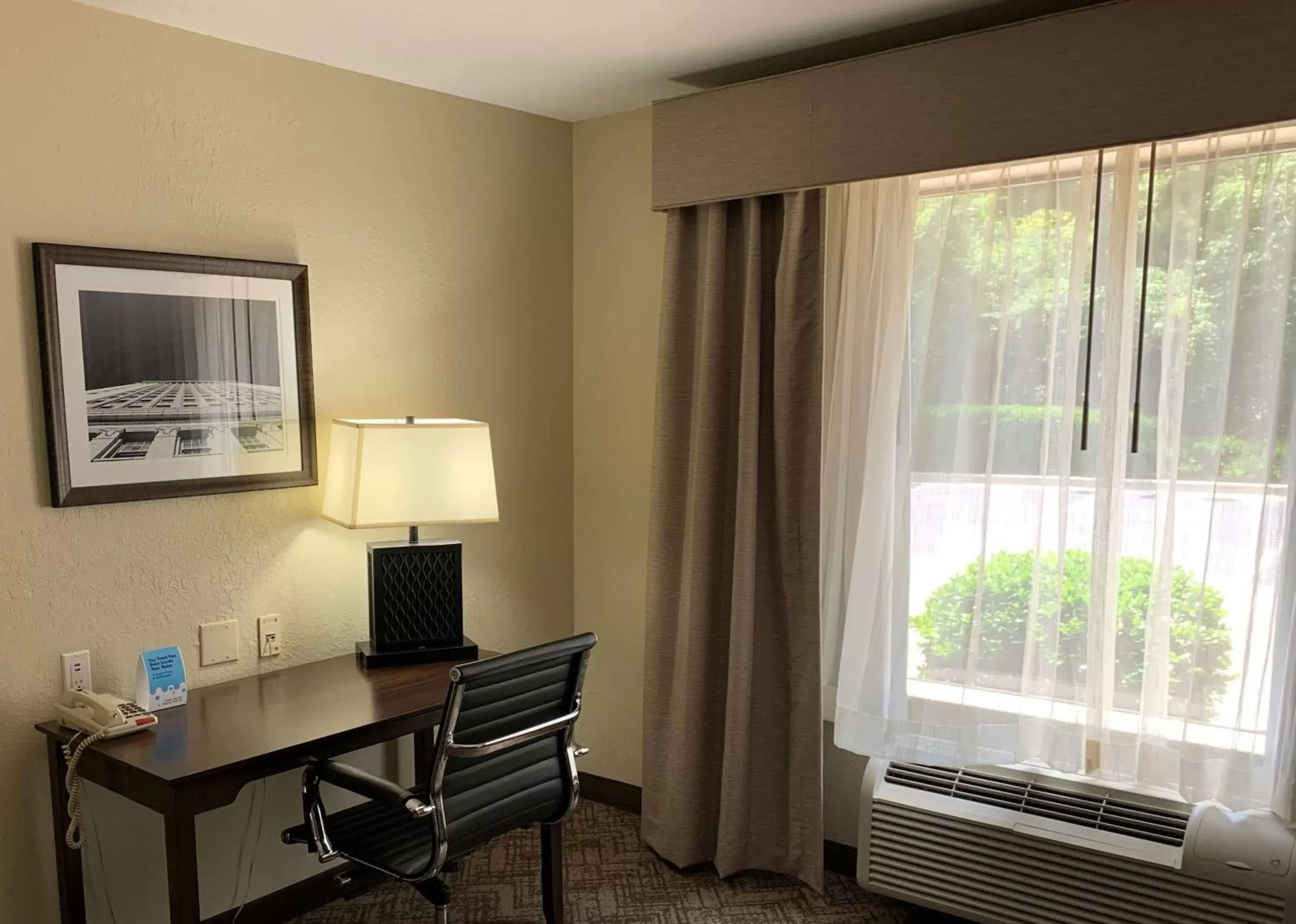 Photo of the whole room, TV/Entertainment Center in Best Western Gardendale