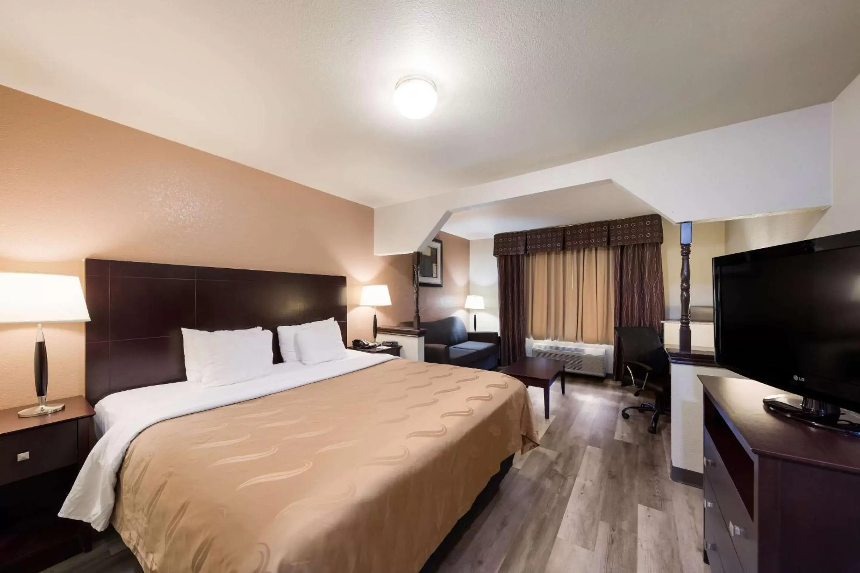 Bedroom, TV/Entertainment Center in Quality Inn and Suites Terrell