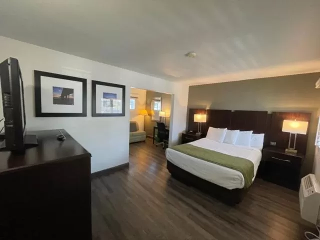 Bed in Hi View Inn & Suites