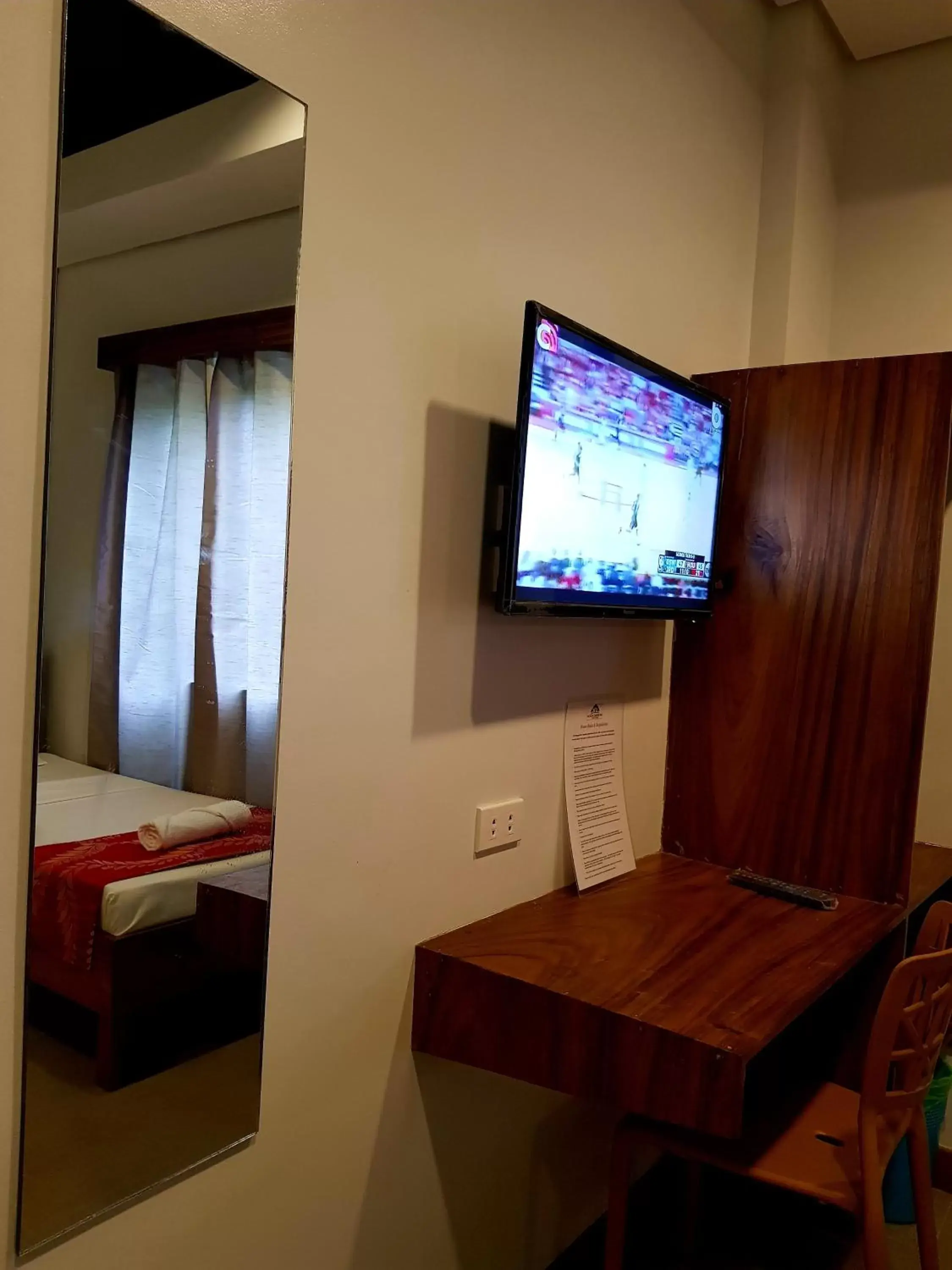 TV and multimedia, TV/Entertainment Center in Acacia Garden Inn