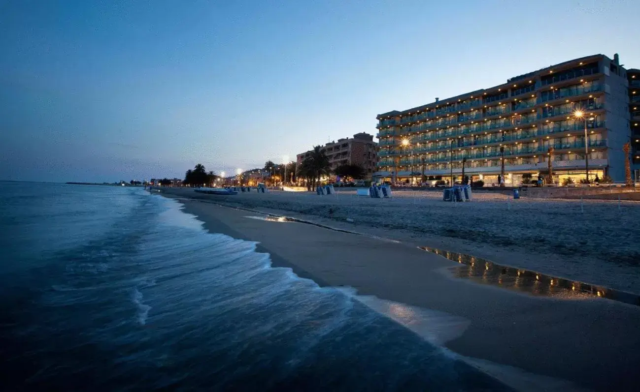 Facade/entrance, Beach in Hotel Allon Mediterrania