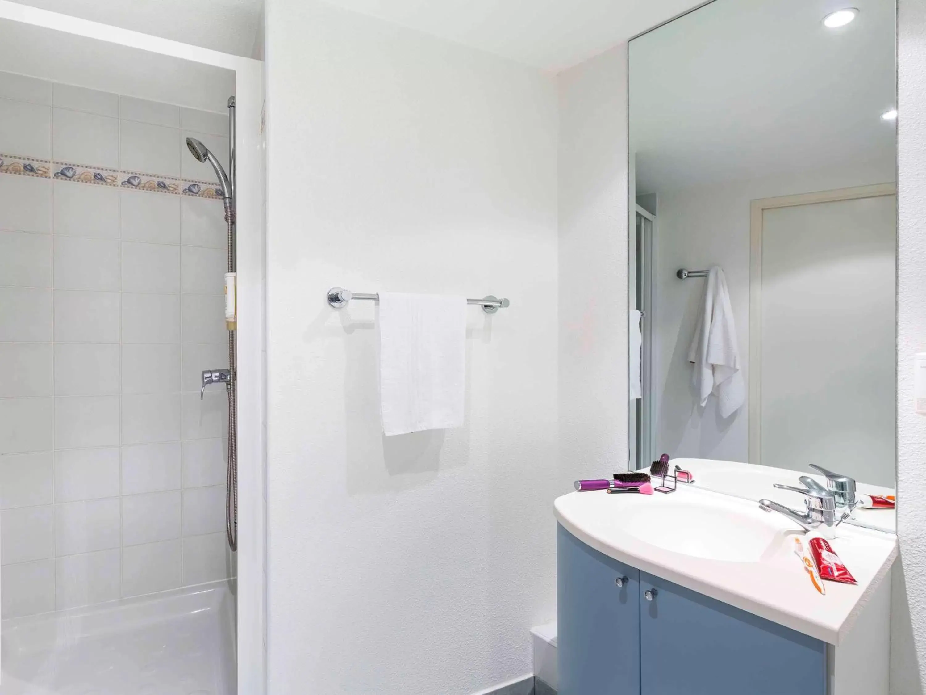 Photo of the whole room, Bathroom in Aparthotel Adagio Access Rennes Centre