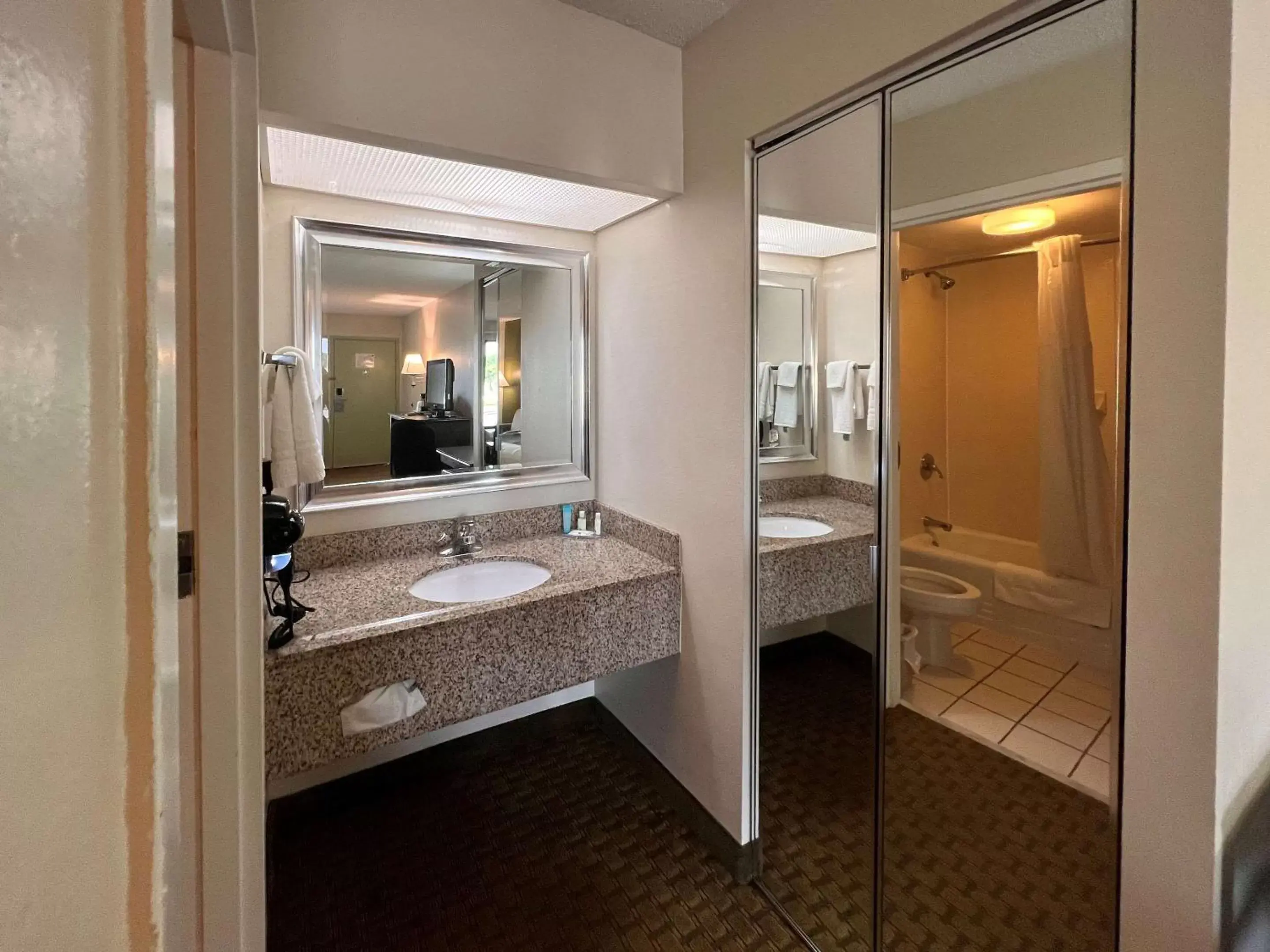 Bedroom, Bathroom in Quality Inn Foley