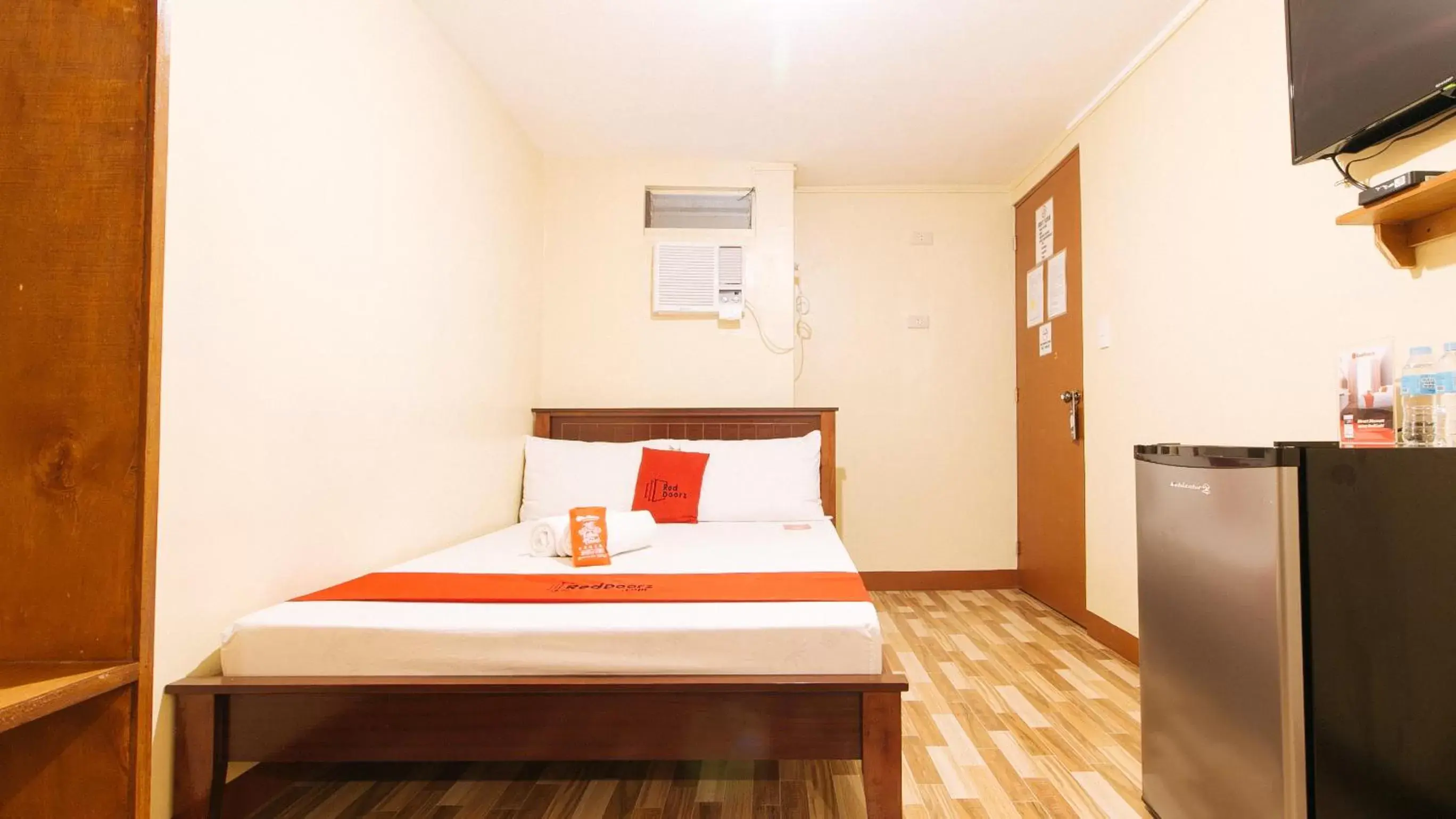 Bedroom, Bed in RedDoorz near PNR Espana Station