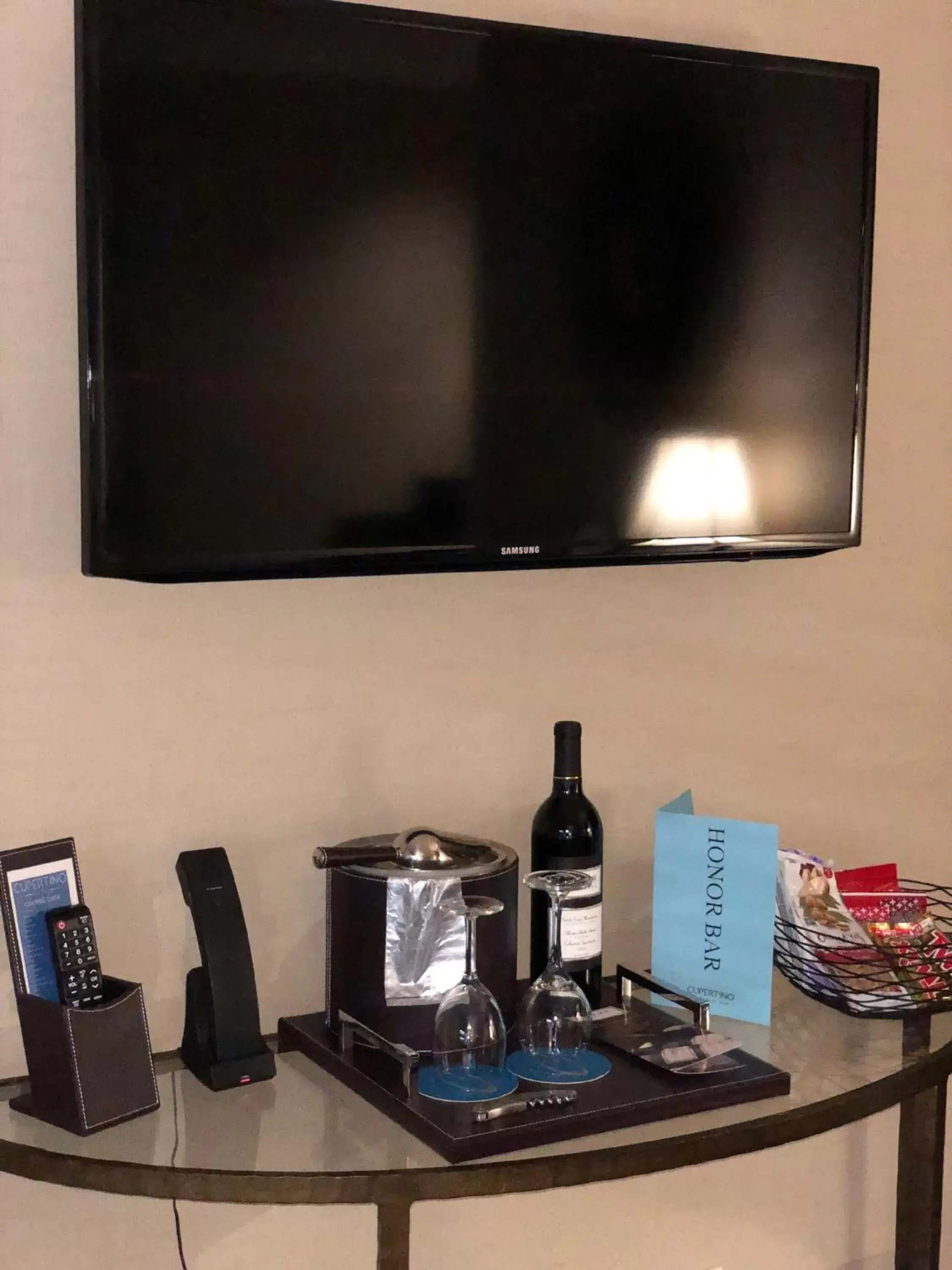 TV and multimedia, TV/Entertainment Center in Cupertino Hotel