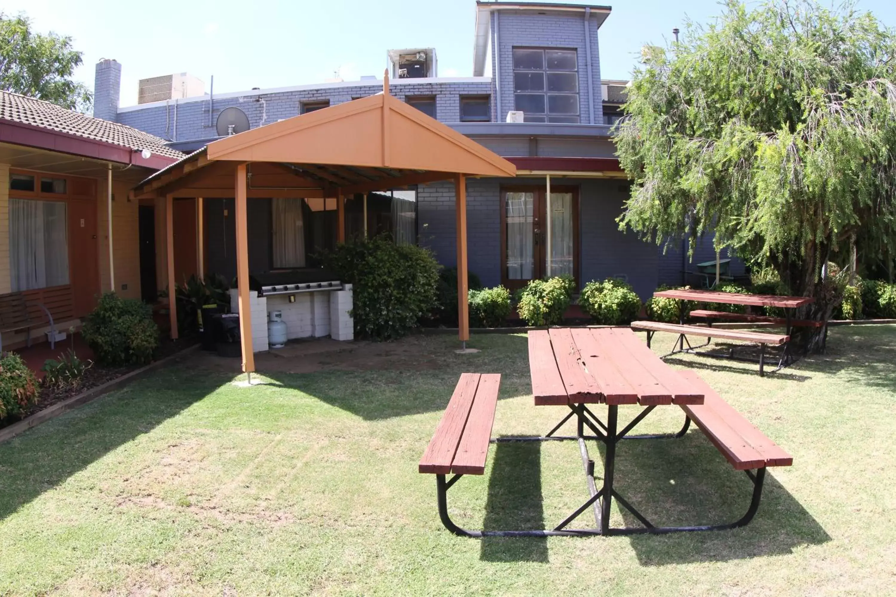 BBQ facilities in Townhouse Motel Cowra