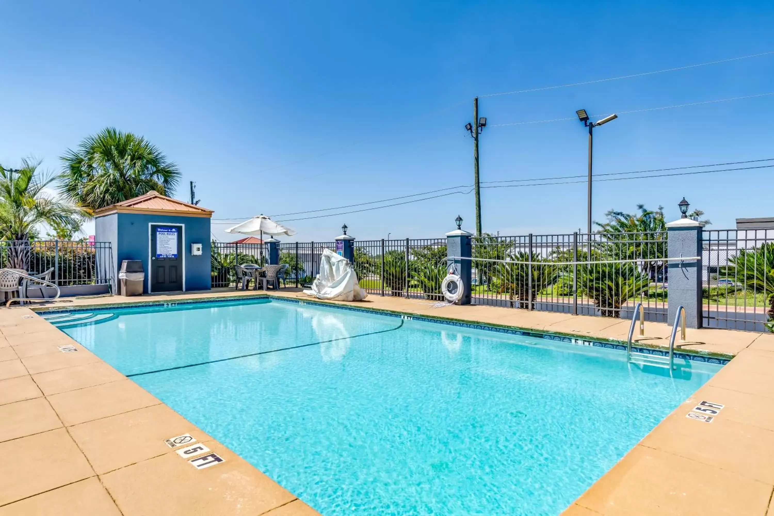 Swimming Pool in Days Inn & Suites by Wyndham Prattville-Montgomery
