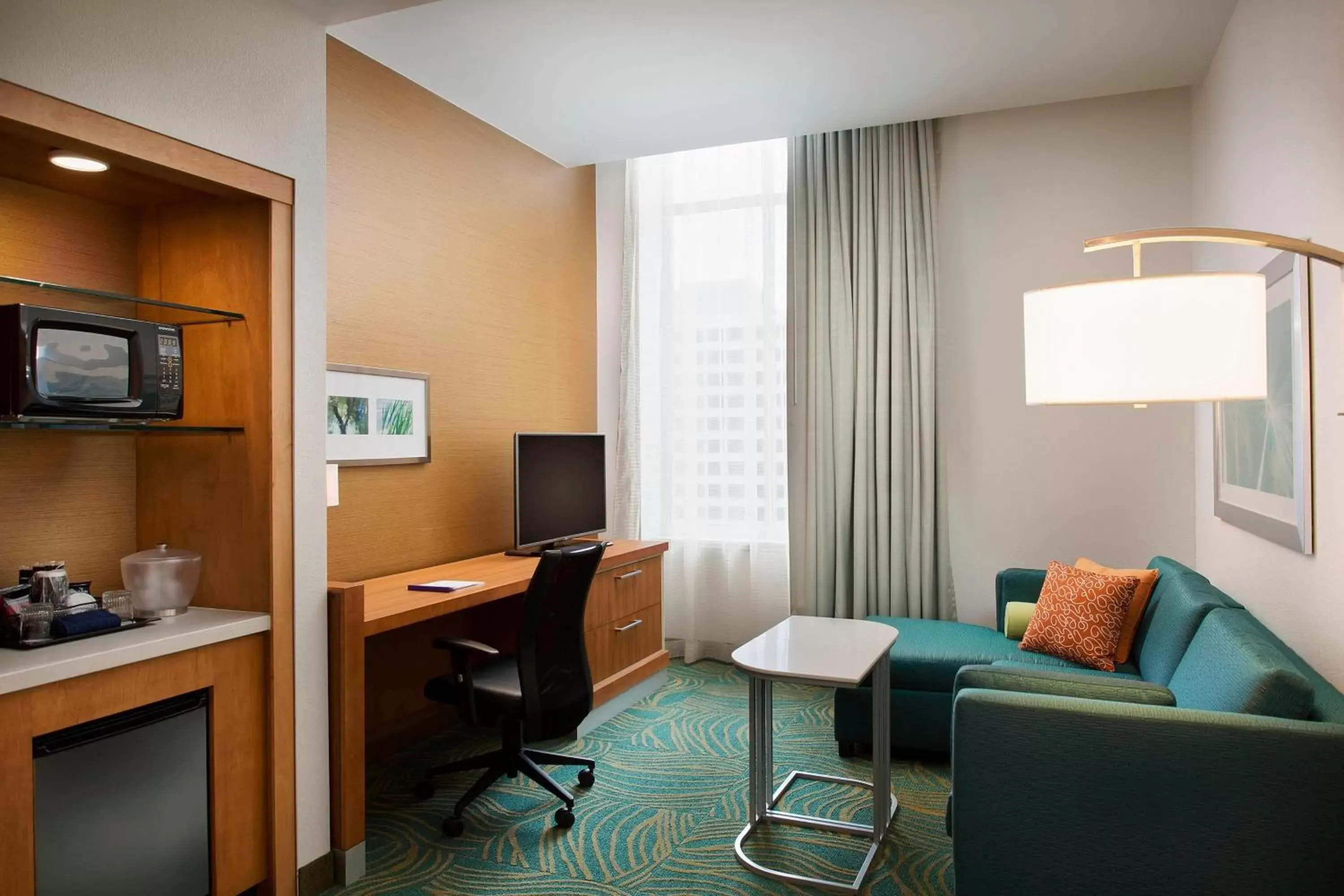 Living room, TV/Entertainment Center in SpringHill Suites by Marriott Houston Downtown/Convention Center