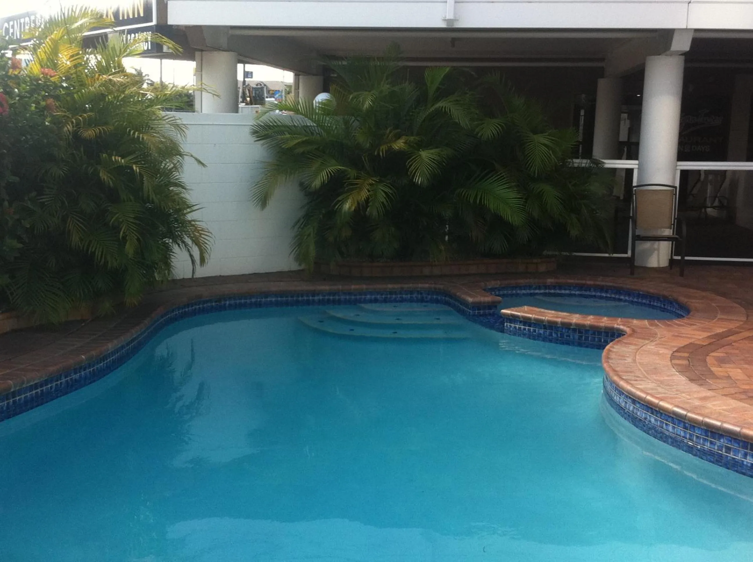 Swimming pool in Centrepoint Motor Inn