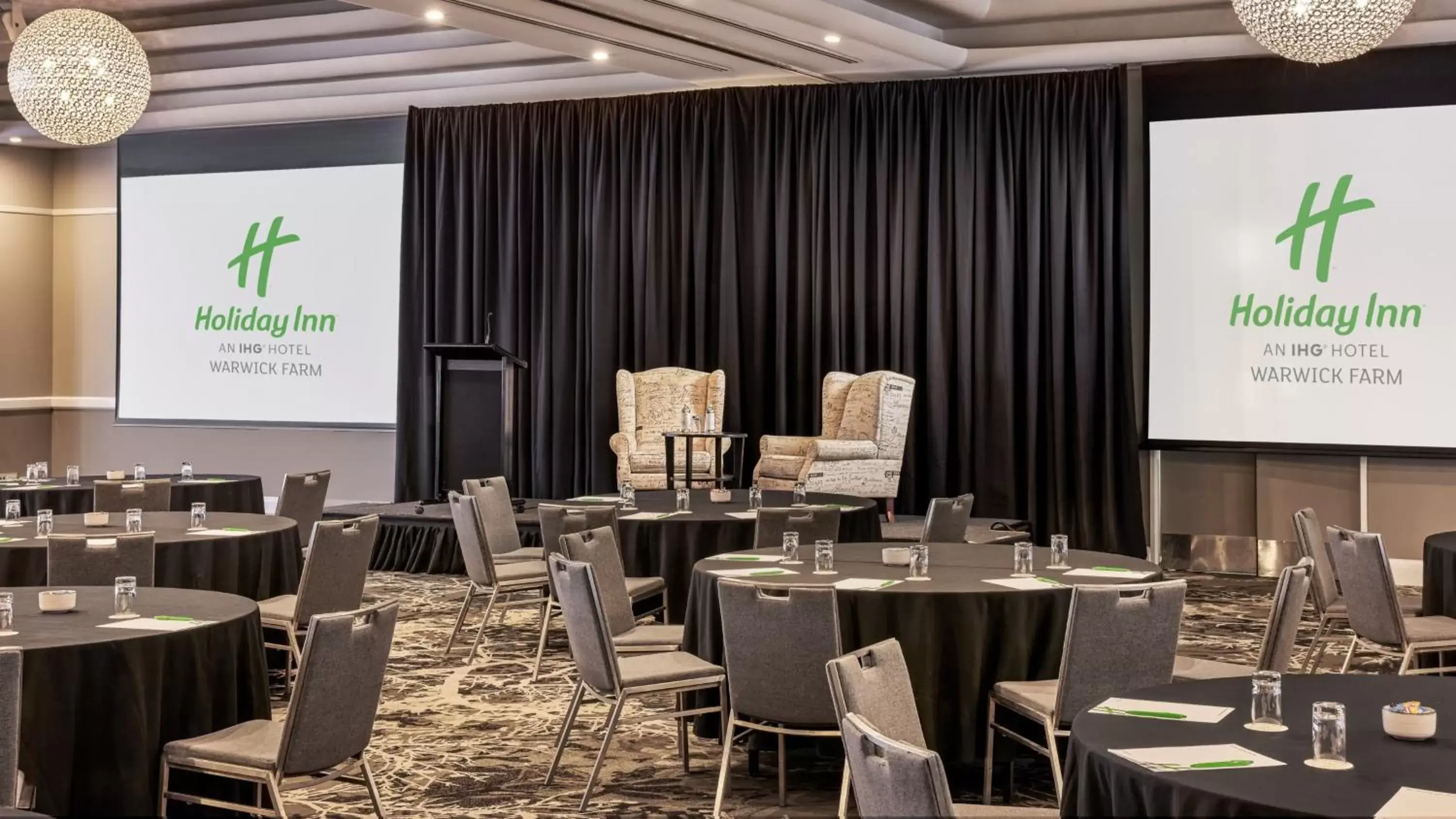 Meeting/conference room, Restaurant/Places to Eat in Holiday Inn Warwick Farm, an IHG Hotel