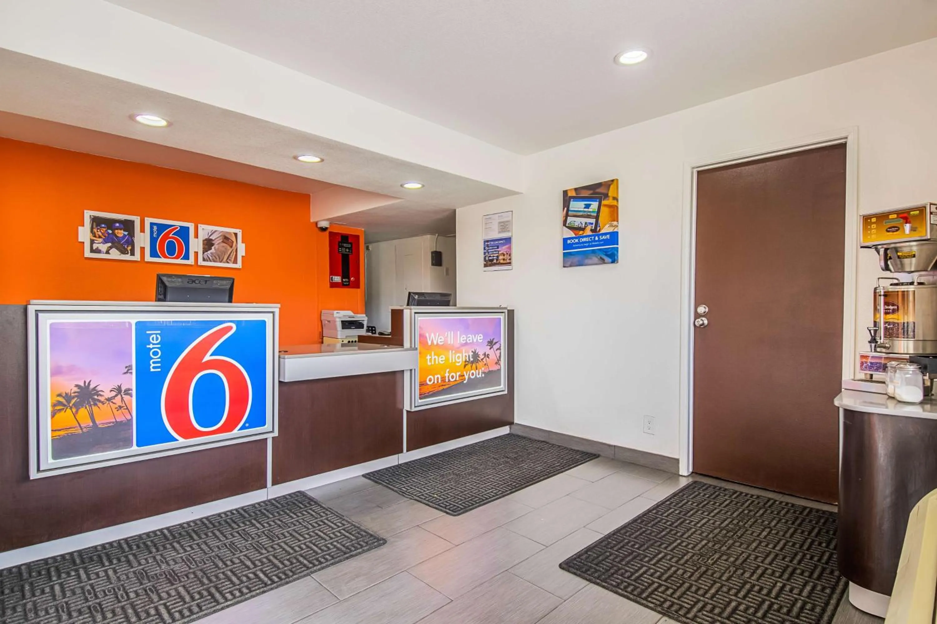 Lobby or reception in Motel 6-Bakersfield, CA - Airport