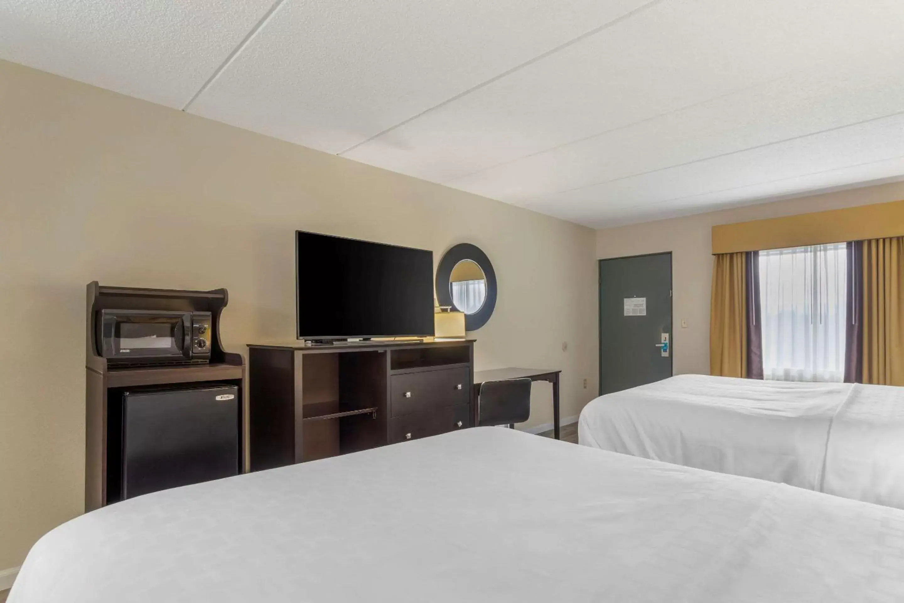 Bedroom, Bed in Clarion Pointe Kimball By Choice Hotels Bedroom, Bed in Clarion Pointe Kimball By Choice Hotels
