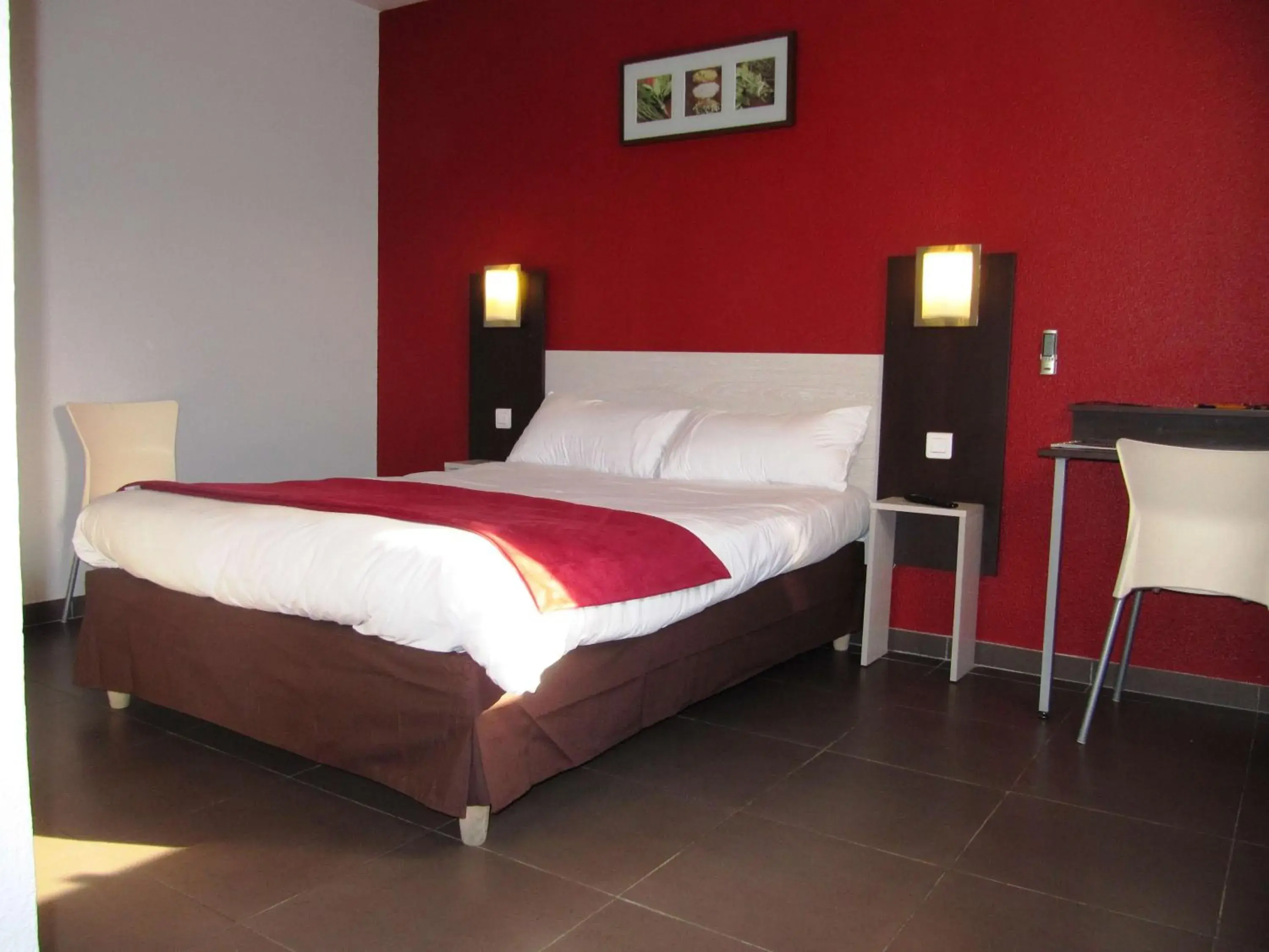 Bedroom, Bed in Brit Hotel Essentiel Sète / Balaruc
