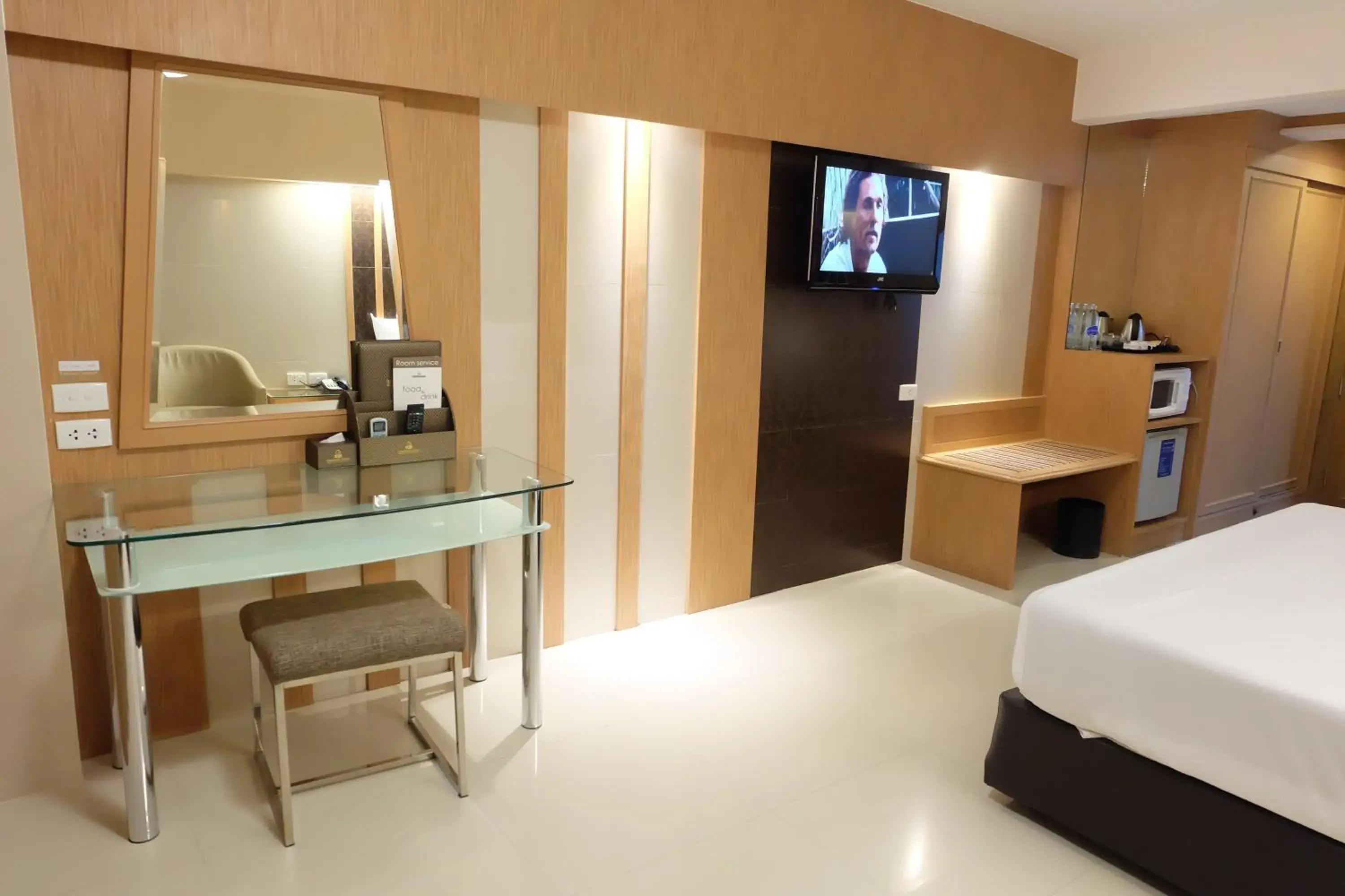 Deluxe A Double Room in Golden City Rayong Hotel (SHA Plus) Deluxe A Double Room in Golden City Rayong Hotel (SHA Plus)