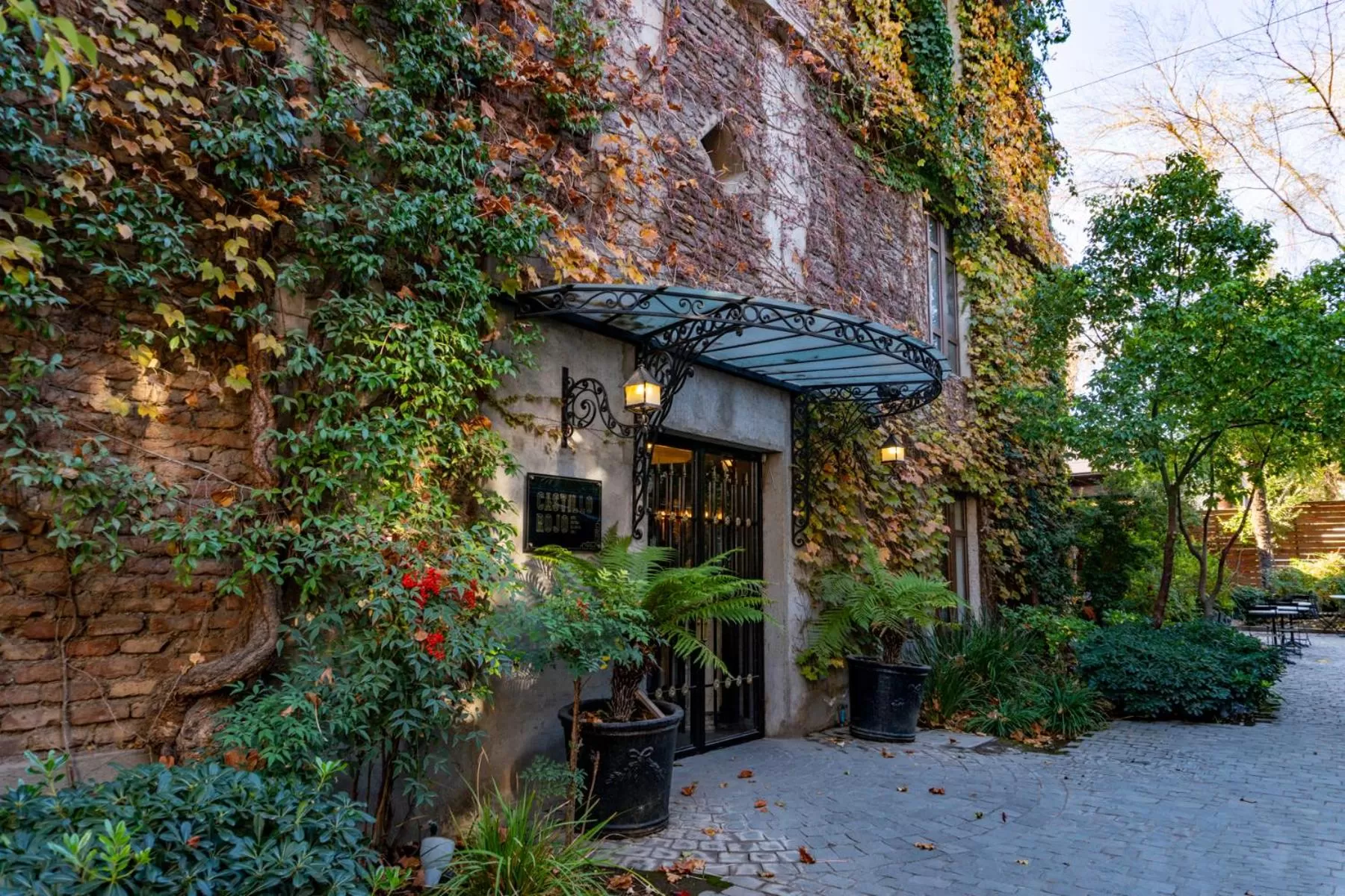 Property building in Hotel Boutique Castillo Rojo