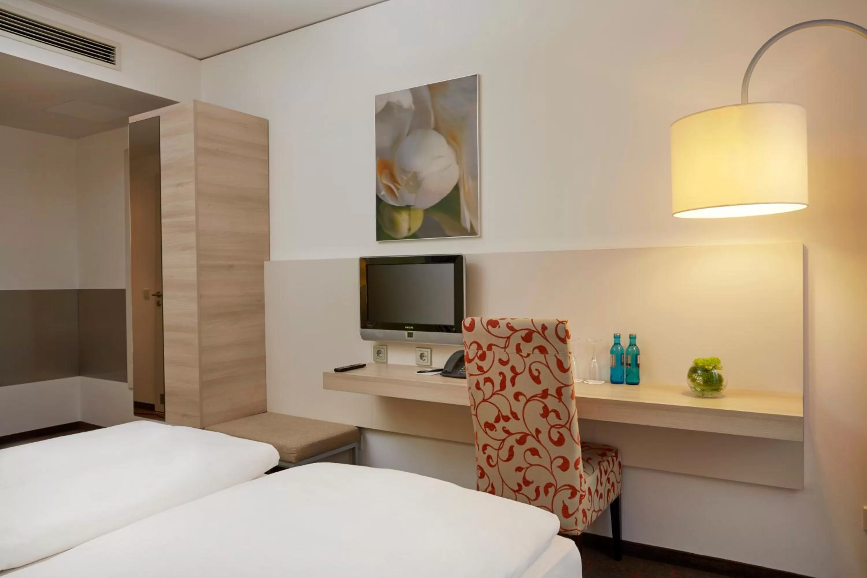 Photo of the whole room, Bed in H+ Hotel München