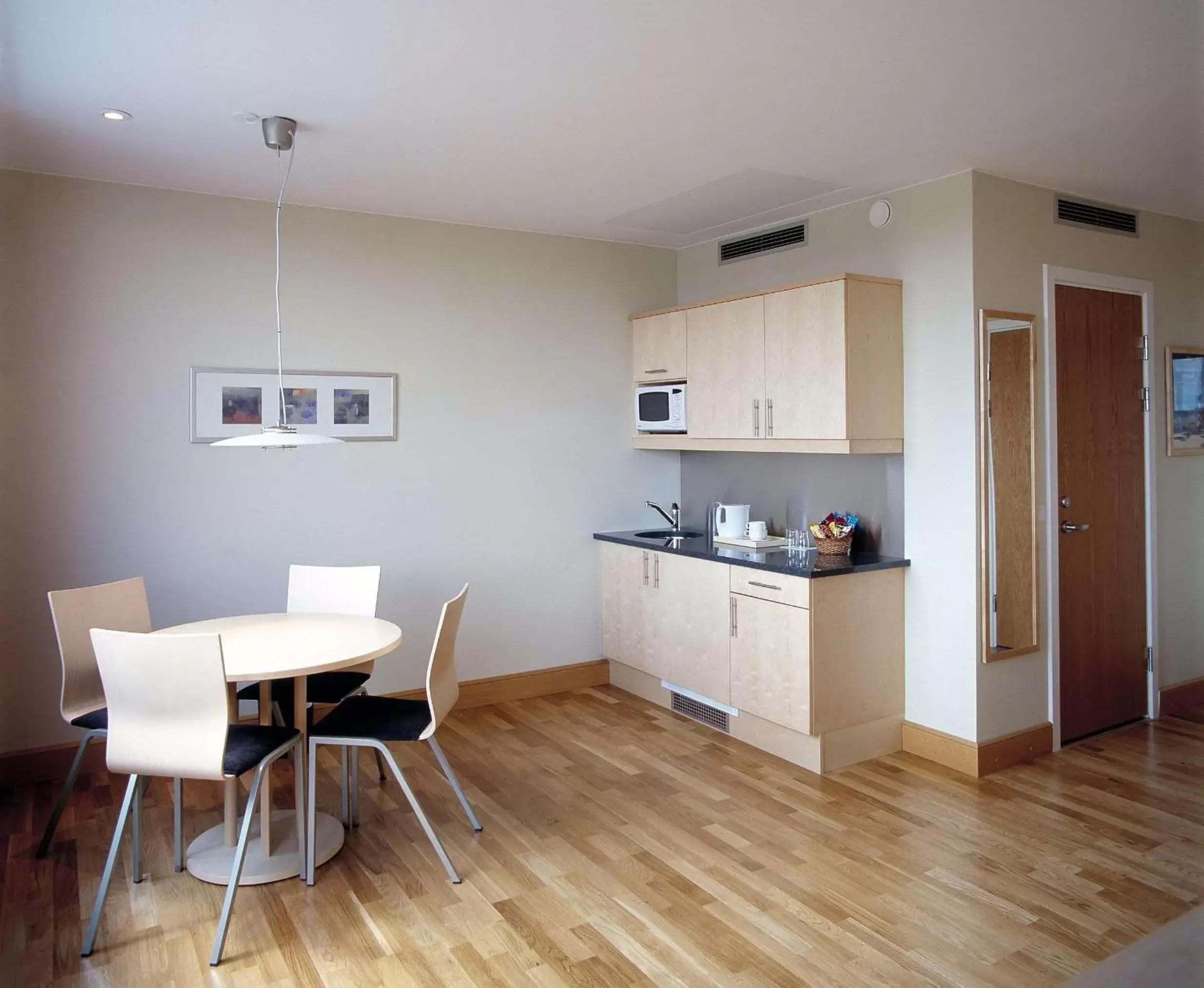 Photo of the whole room, Kitchen/Kitchenette in Scandic Sydhavnen