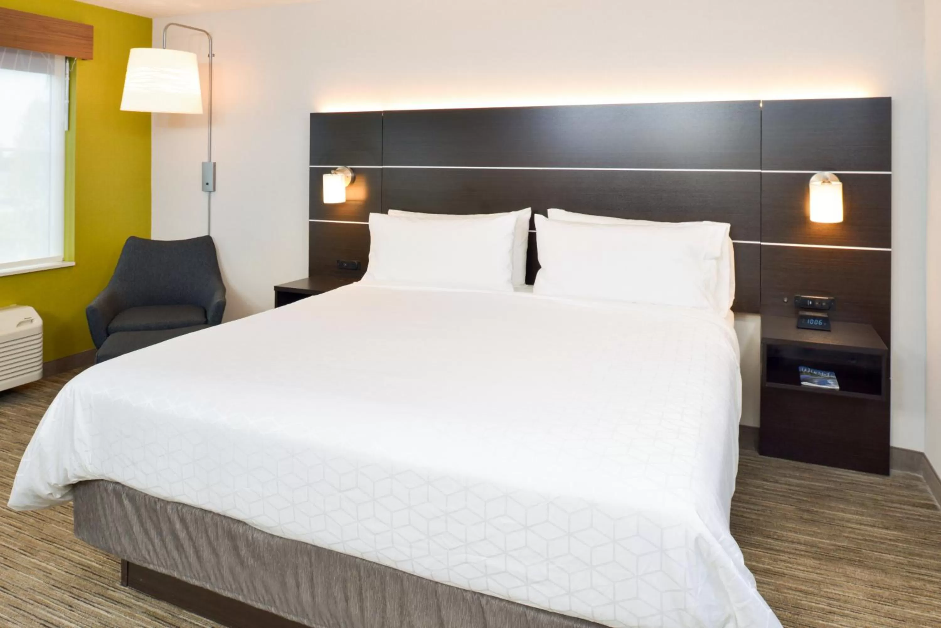 Photo of the whole room, Bed in Holiday Inn Express Wixom by IHG