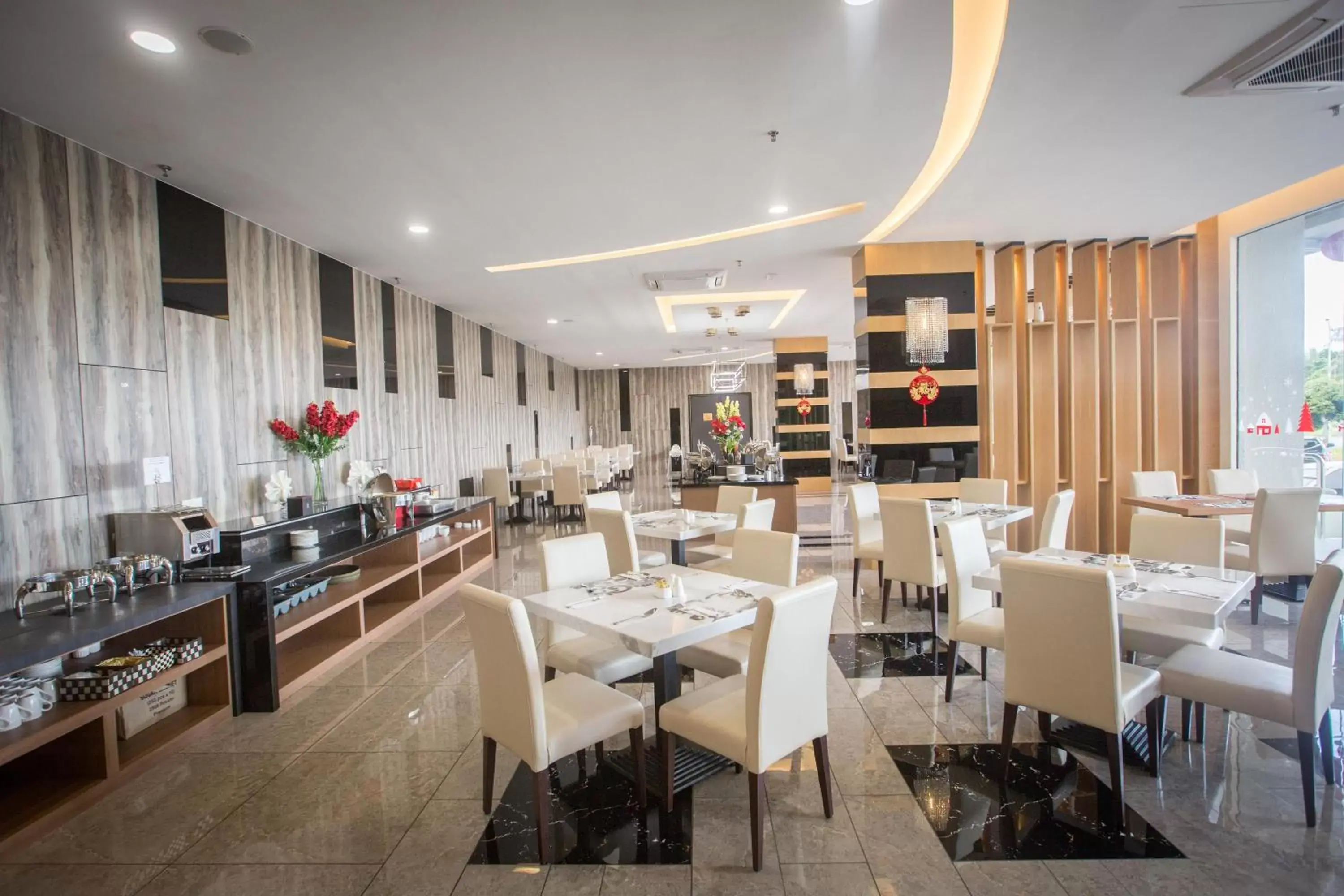 Restaurant/places to eat in Lintas Platinum Hotel Restaurant/places to eat in Lintas Platinum Hotel