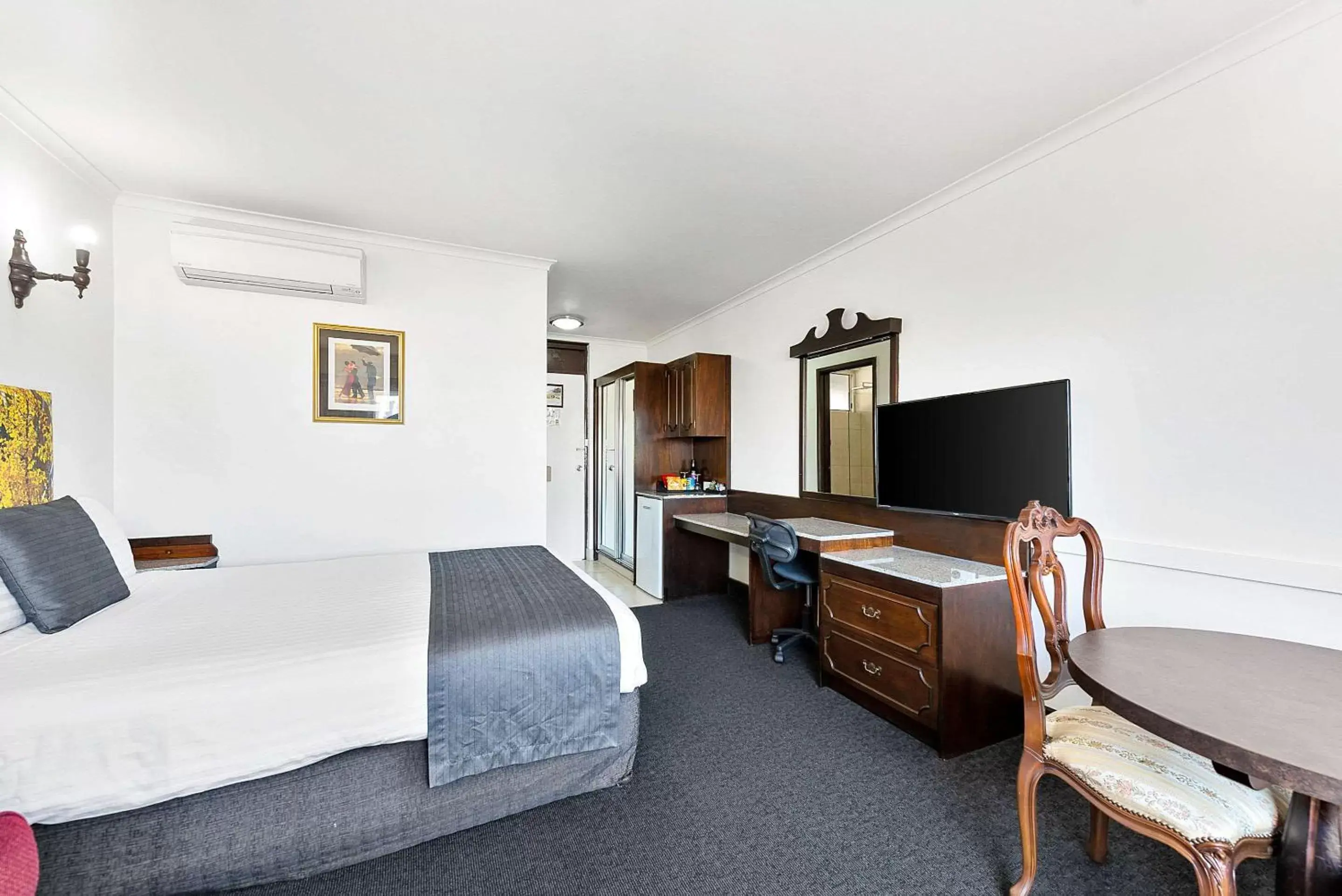 Photo of the whole room, TV/Entertainment Center in Quality Hotel Colonial Launceston