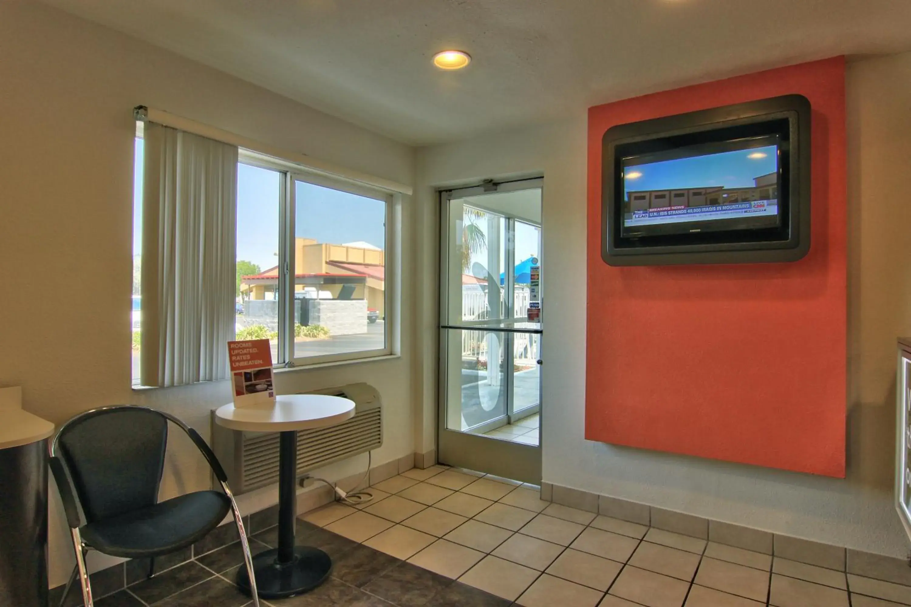 Lobby or reception, TV/Entertainment Center in Motel 6-Woodland, CA Sacramento Airport